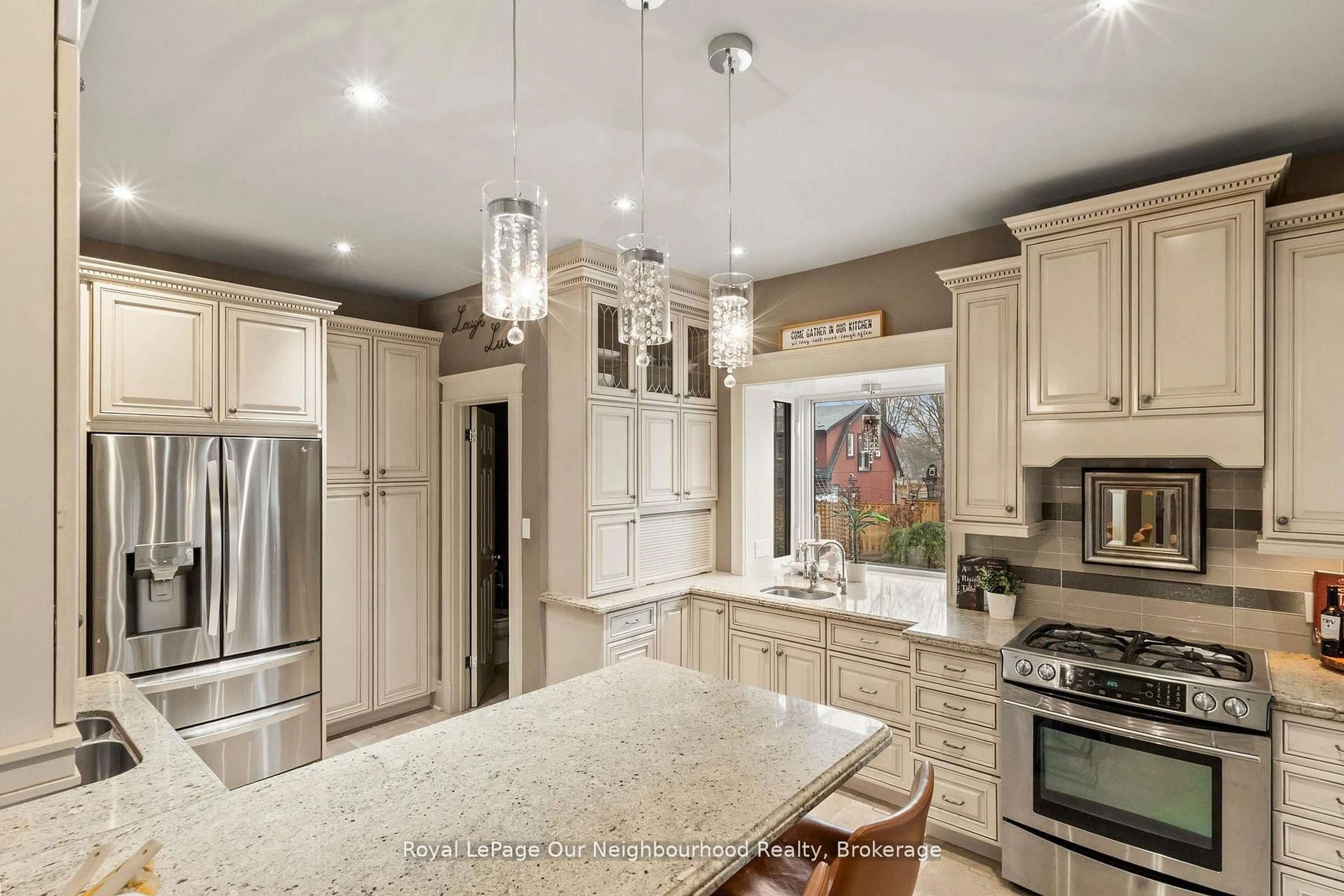 Unknown for 305 Trent St, Whitby Ontario L1N 1M3