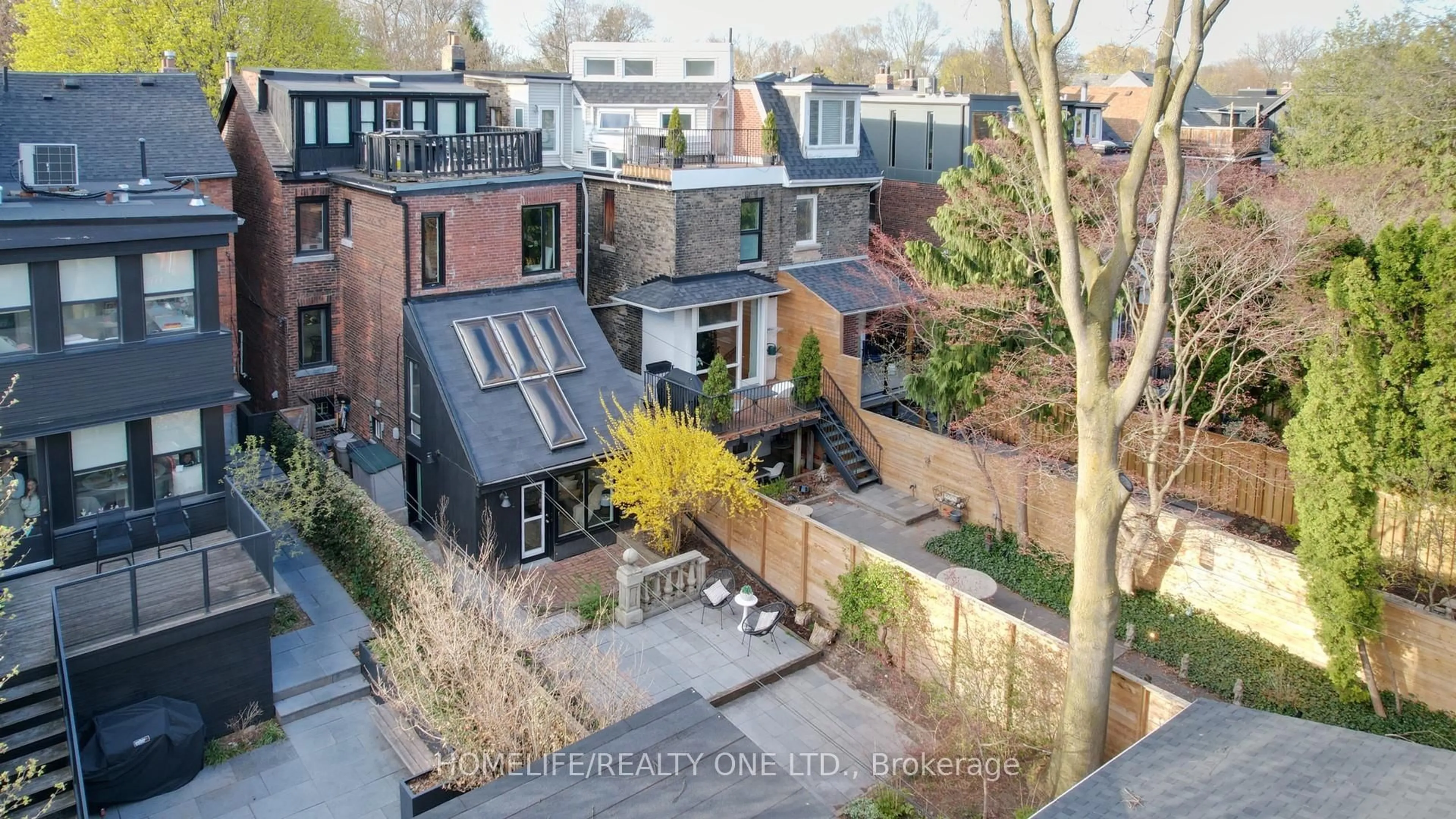 A pic from outside/outdoor area/front of a property/back of a property/a pic from drone, street for 25 Riverdale Ave, Toronto Ontario M4K 1C2