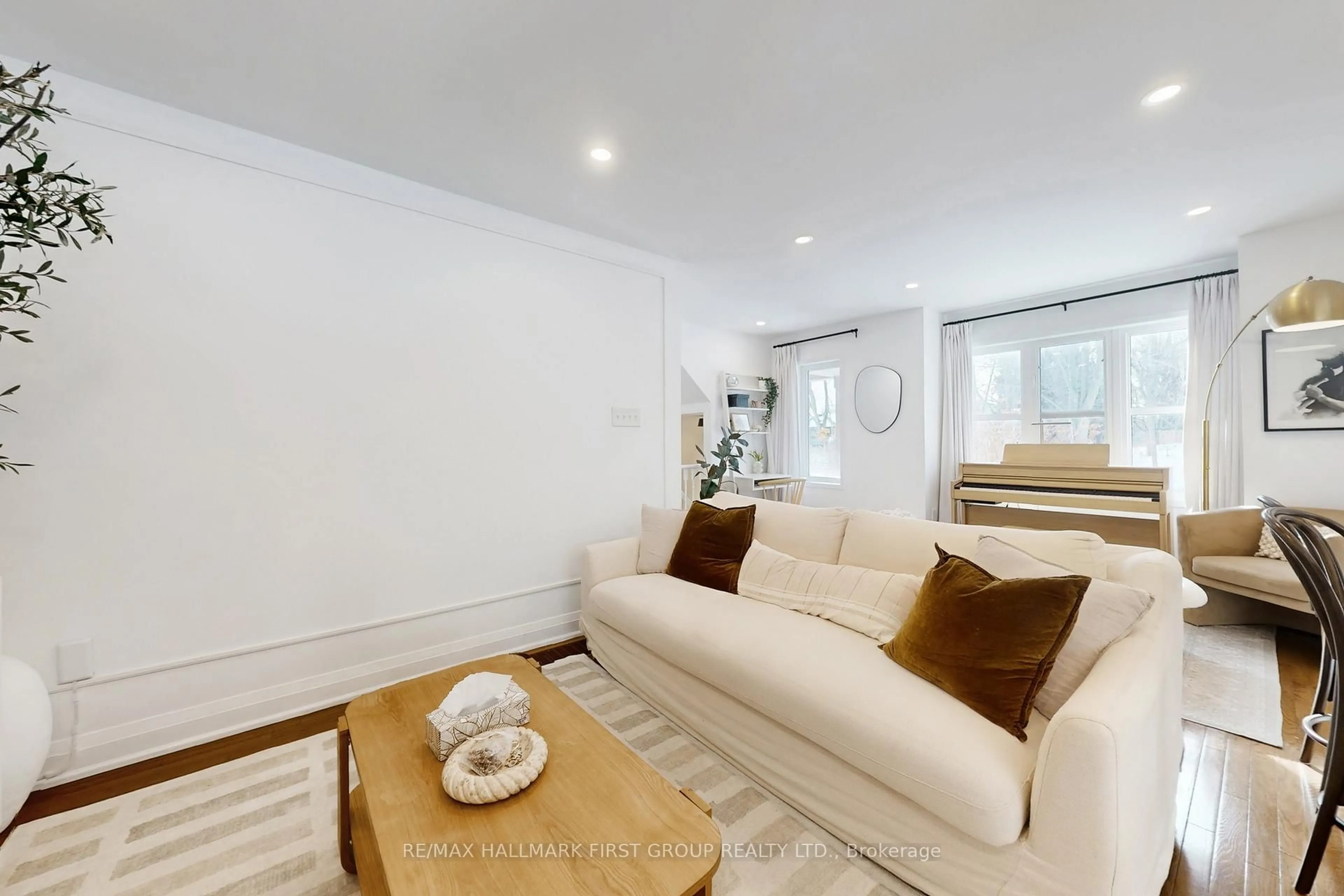 Living room with furniture, unknown for 143 Hainford St, Toronto Ontario M1E 0A9