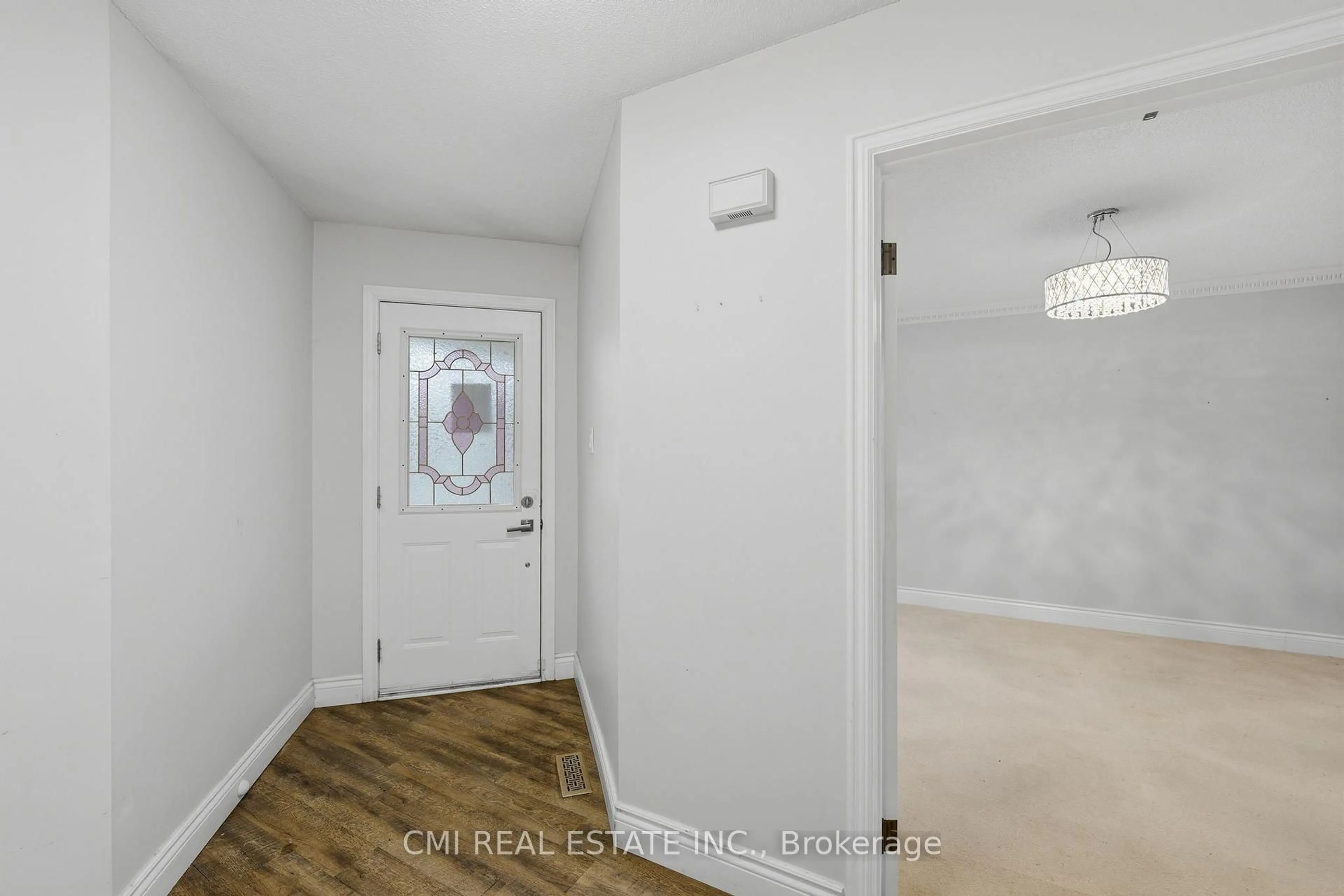 Indoor entryway for 560 Steeple Hill, Pickering Ontario L1V 5Z3