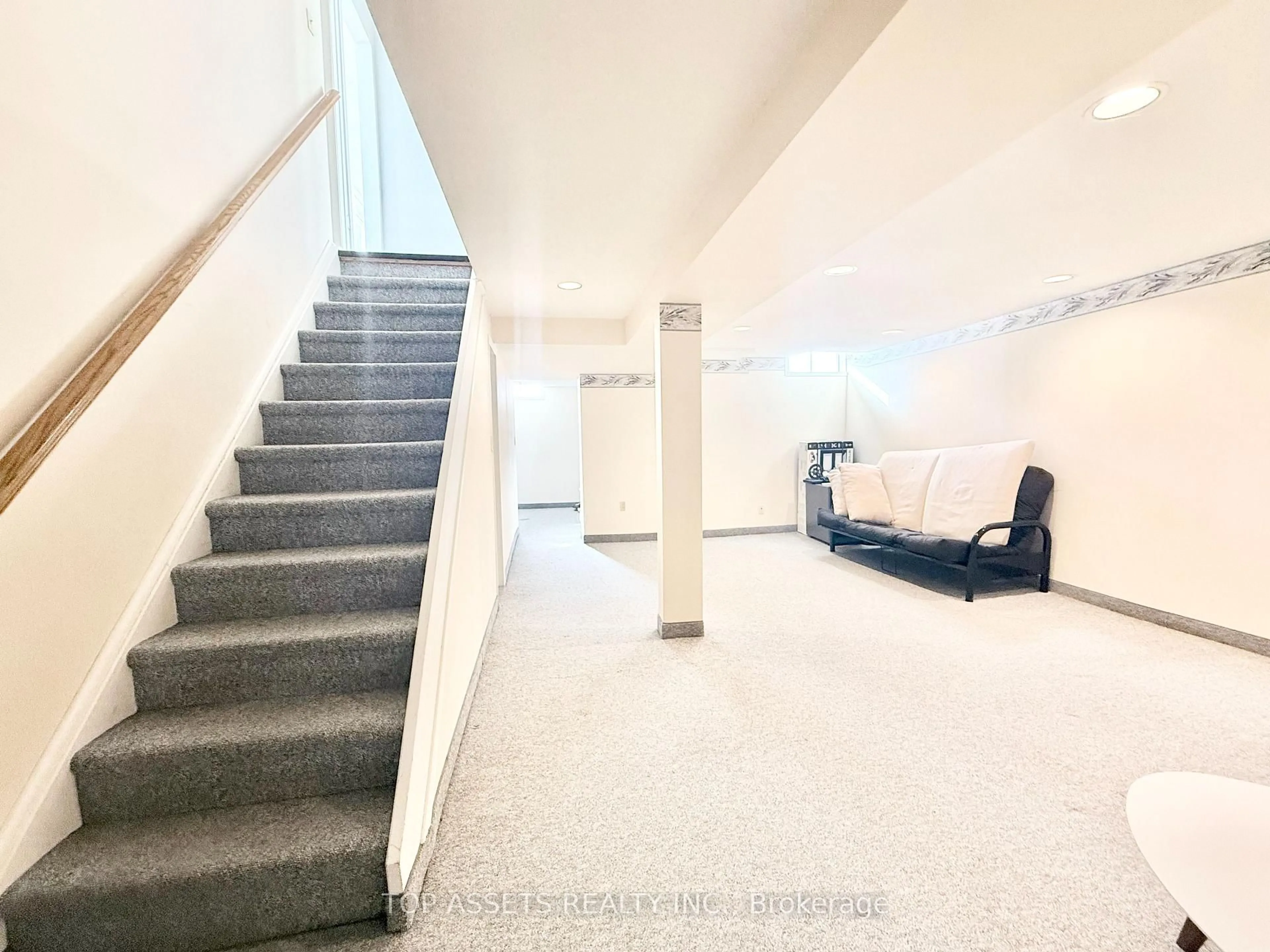 Indoor foyer for 1603 Mcbrady Cres, Pickering Ontario L1X 2B6