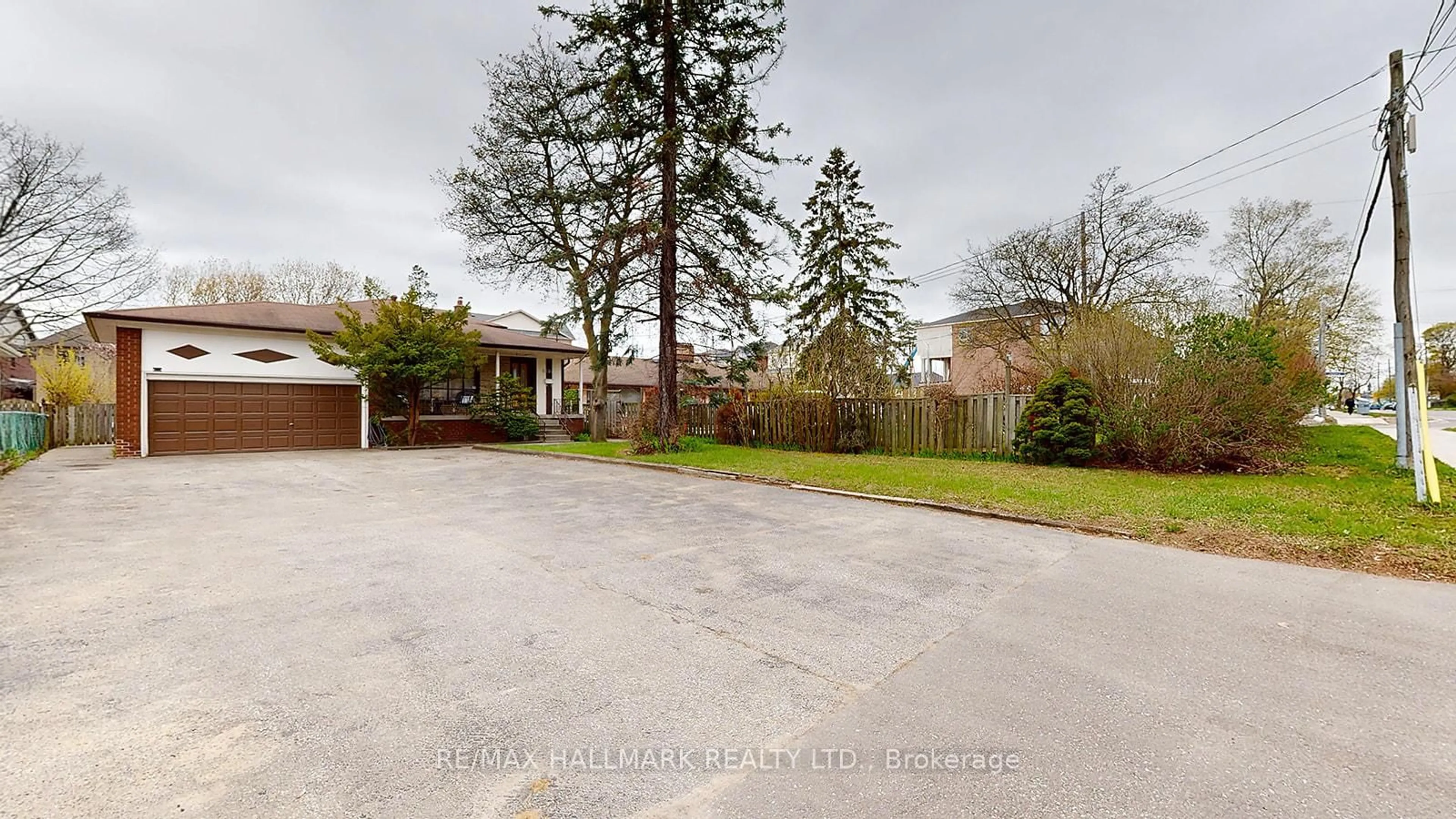 A pic from outside/outdoor area/front of a property/back of a property/a pic from drone, street for 6197 Kingston Rd, Toronto Ontario M1C 1L1