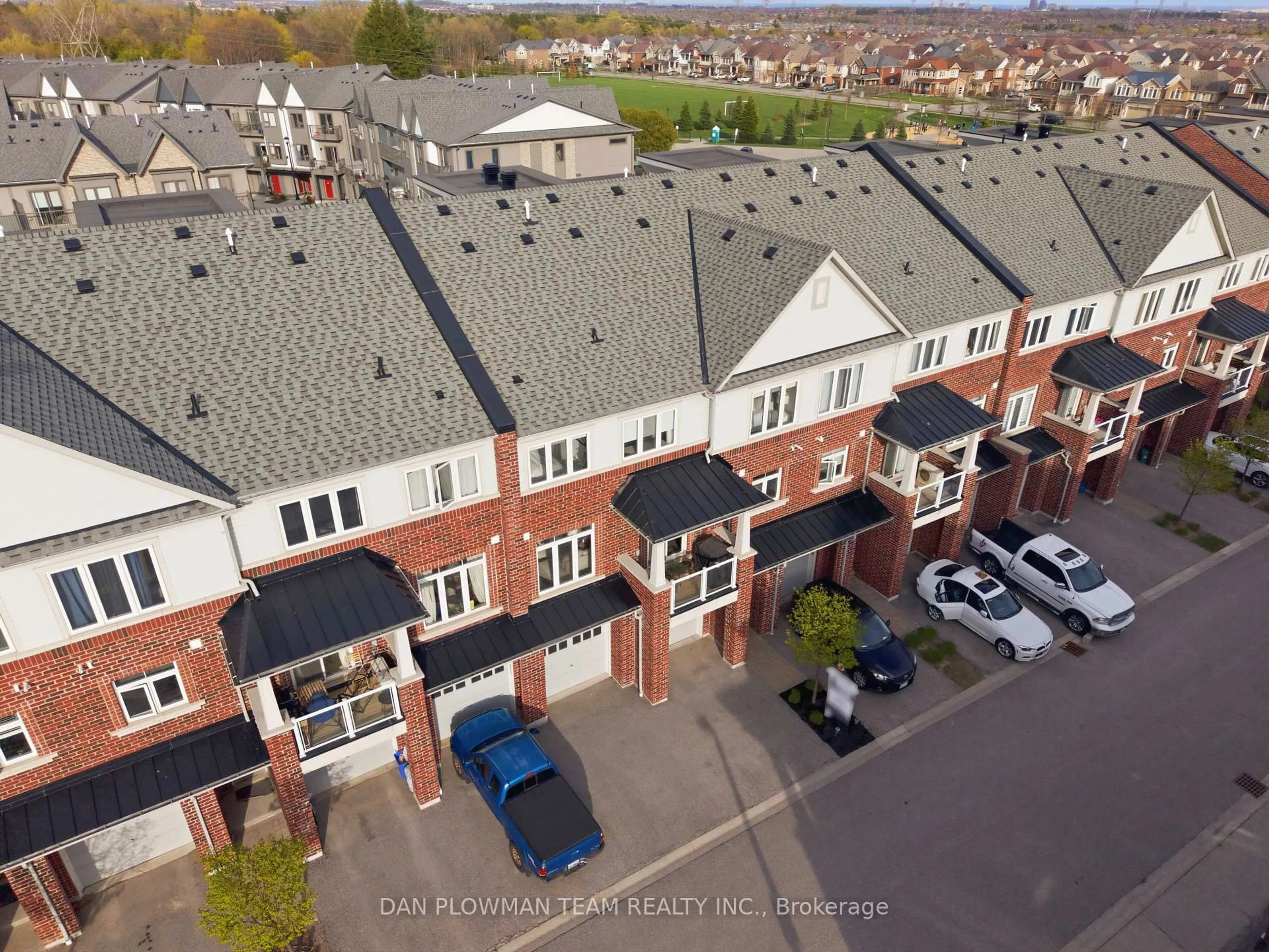 A pic from outside/outdoor area/front of a property/back of a property/a pic from drone, street for 2431 Nantucket Chse, Pickering Ontario L1X 0E4