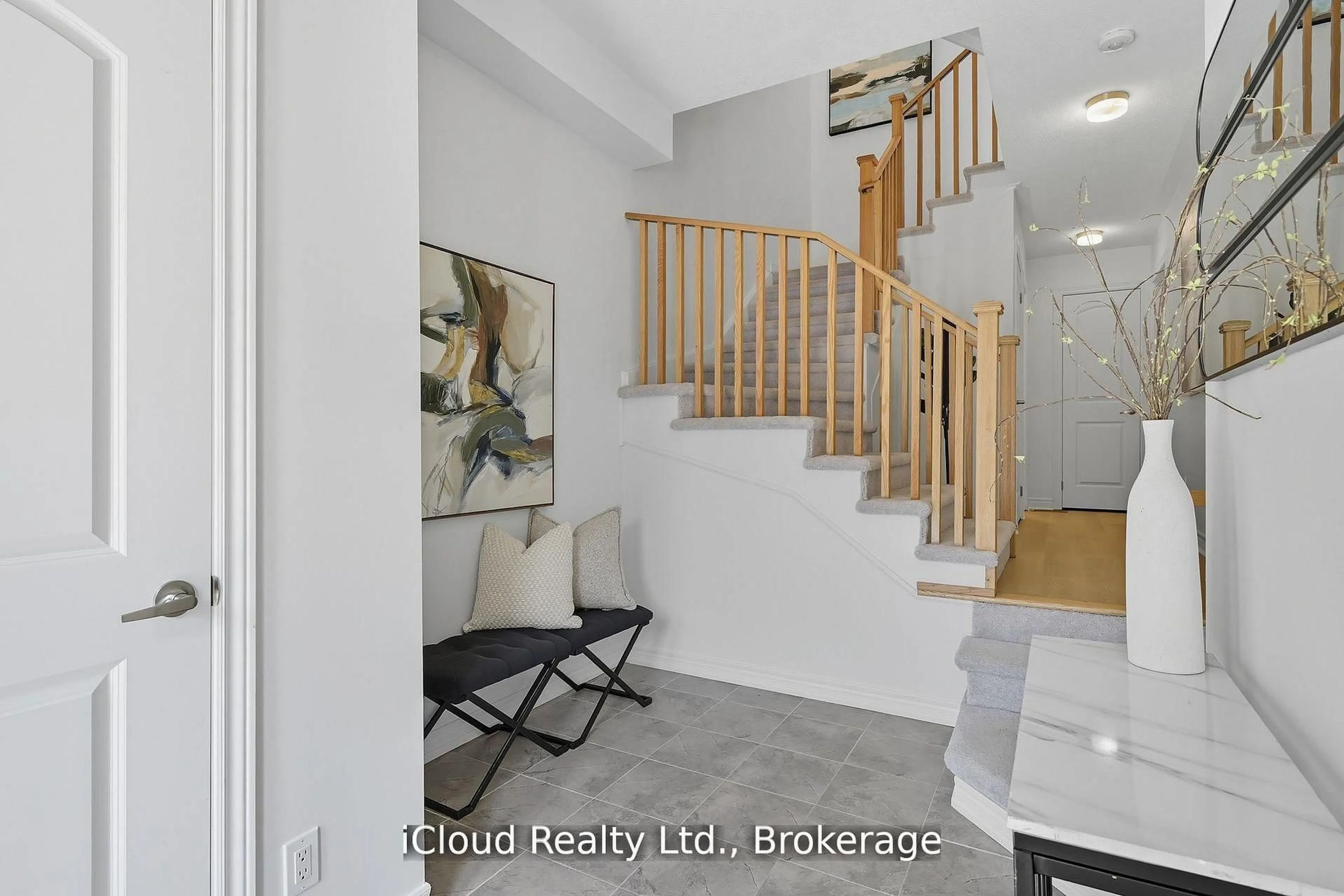 Indoor entryway for 1117 Lockie Dr, Oshawa Ontario L1L 0R9