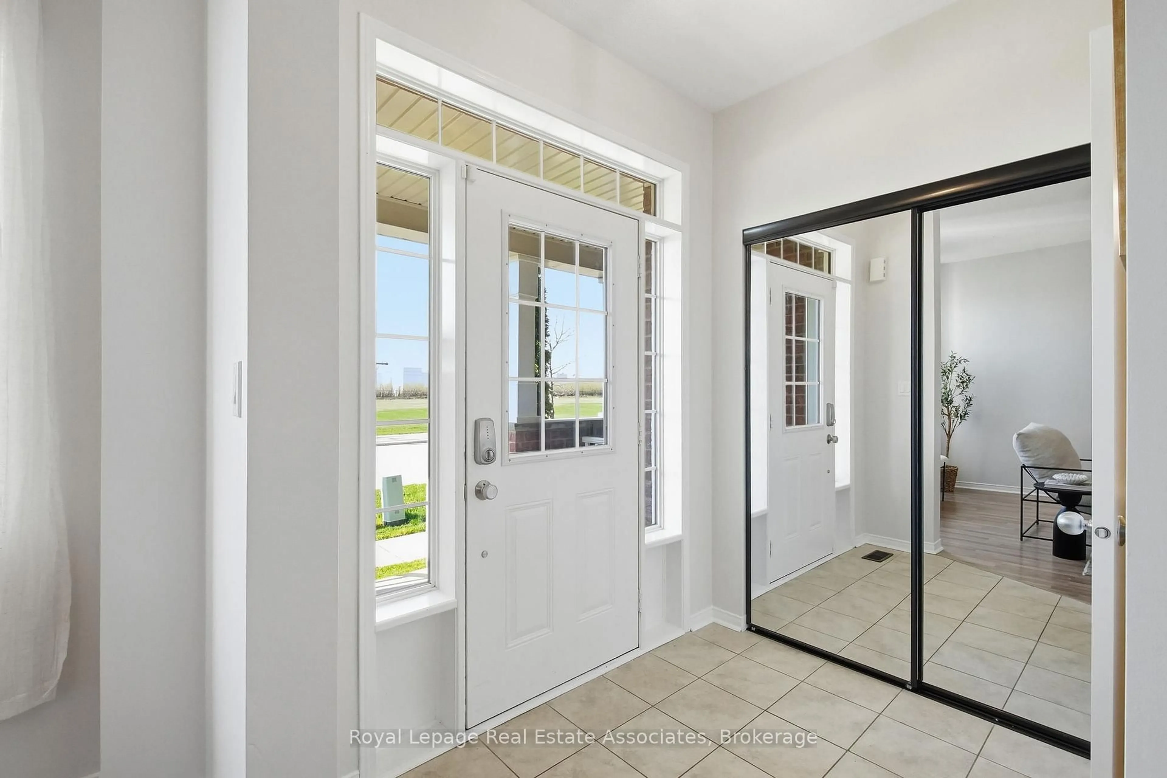 Indoor entryway for 228 Brookhill Blvd, Clarington Ontario L1C 0M2