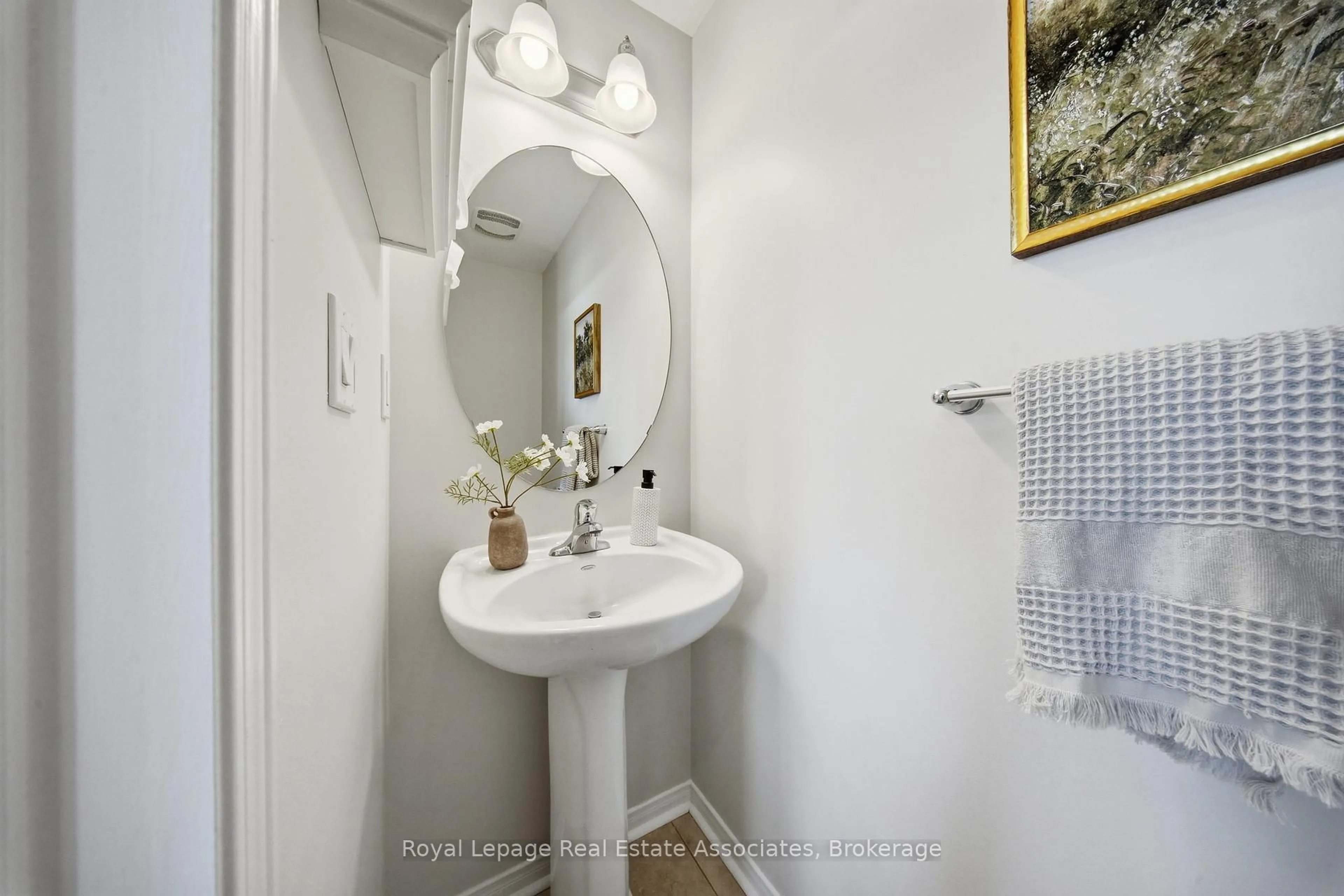 Standard bathroom, ceramic/tile floor for 228 Brookhill Blvd, Clarington Ontario L1C 0M2