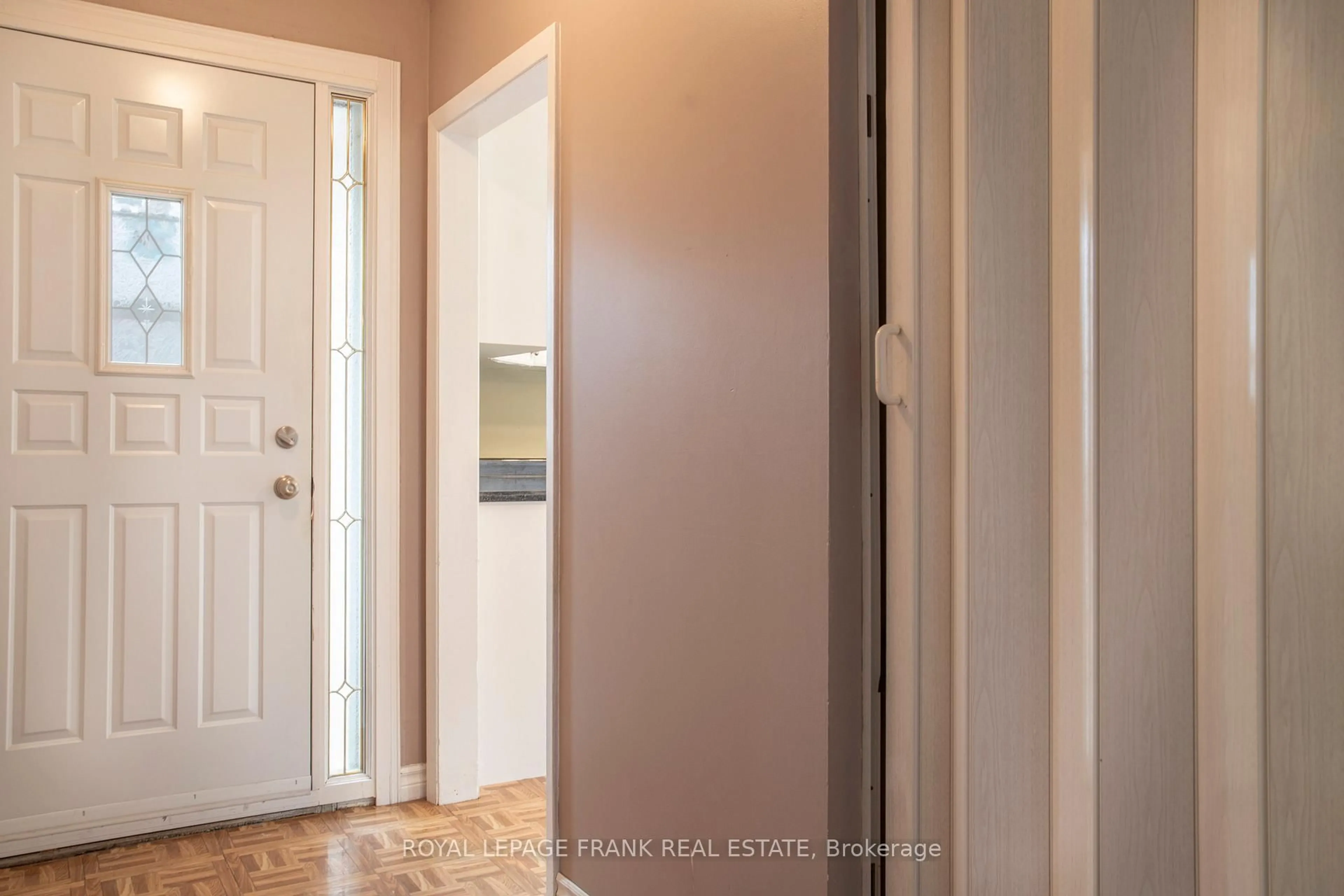Indoor entryway for 25 Shoreland Cres, Toronto Ontario M1G 1M4