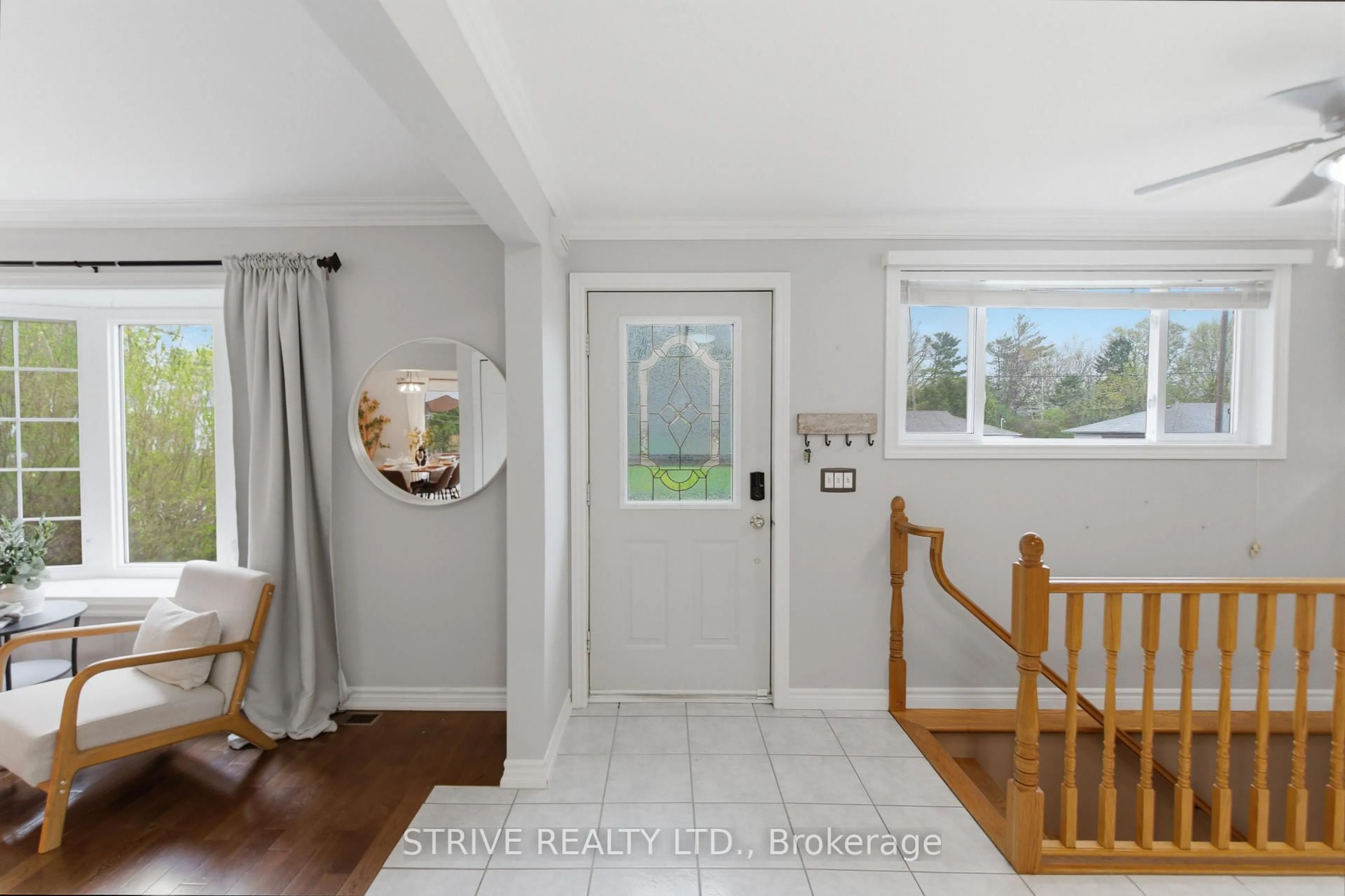 Indoor entryway for 90 Southwood St, Oshawa Ontario L1G 6L7