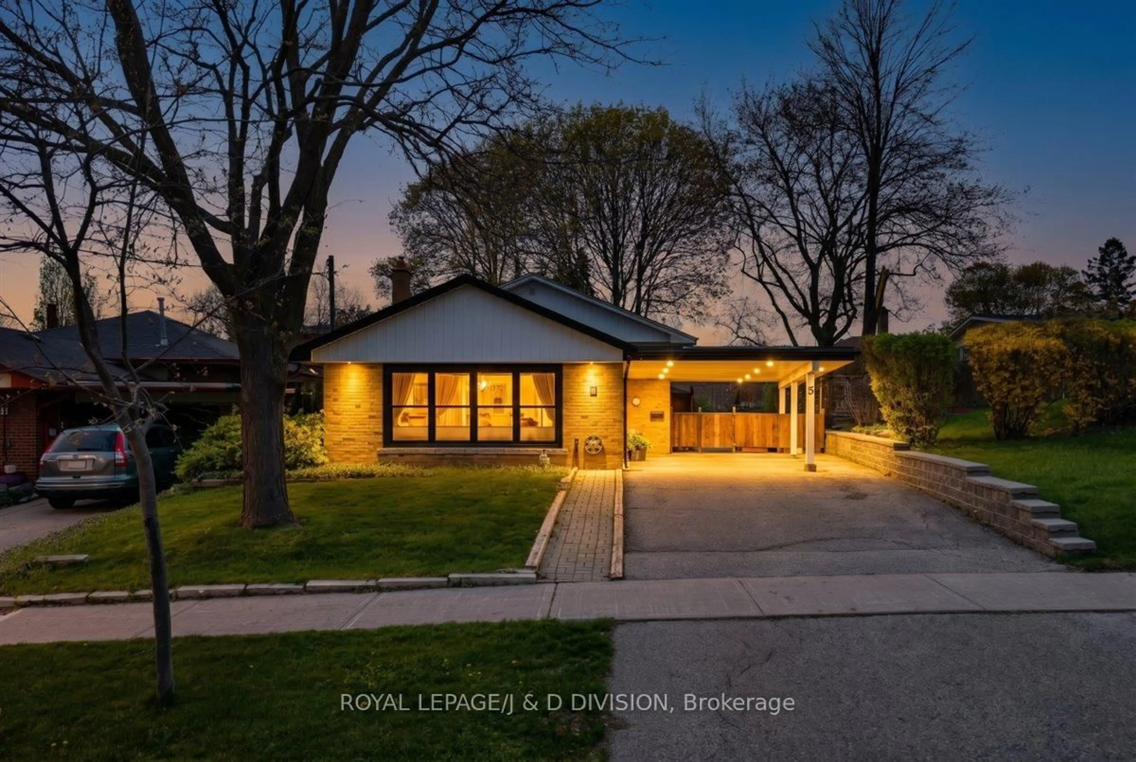 A pic from outside/outdoor area/front of a property/back of a property/a pic from drone, street for 8 Gaiety Dr, Toronto Ontario M1H 1C1