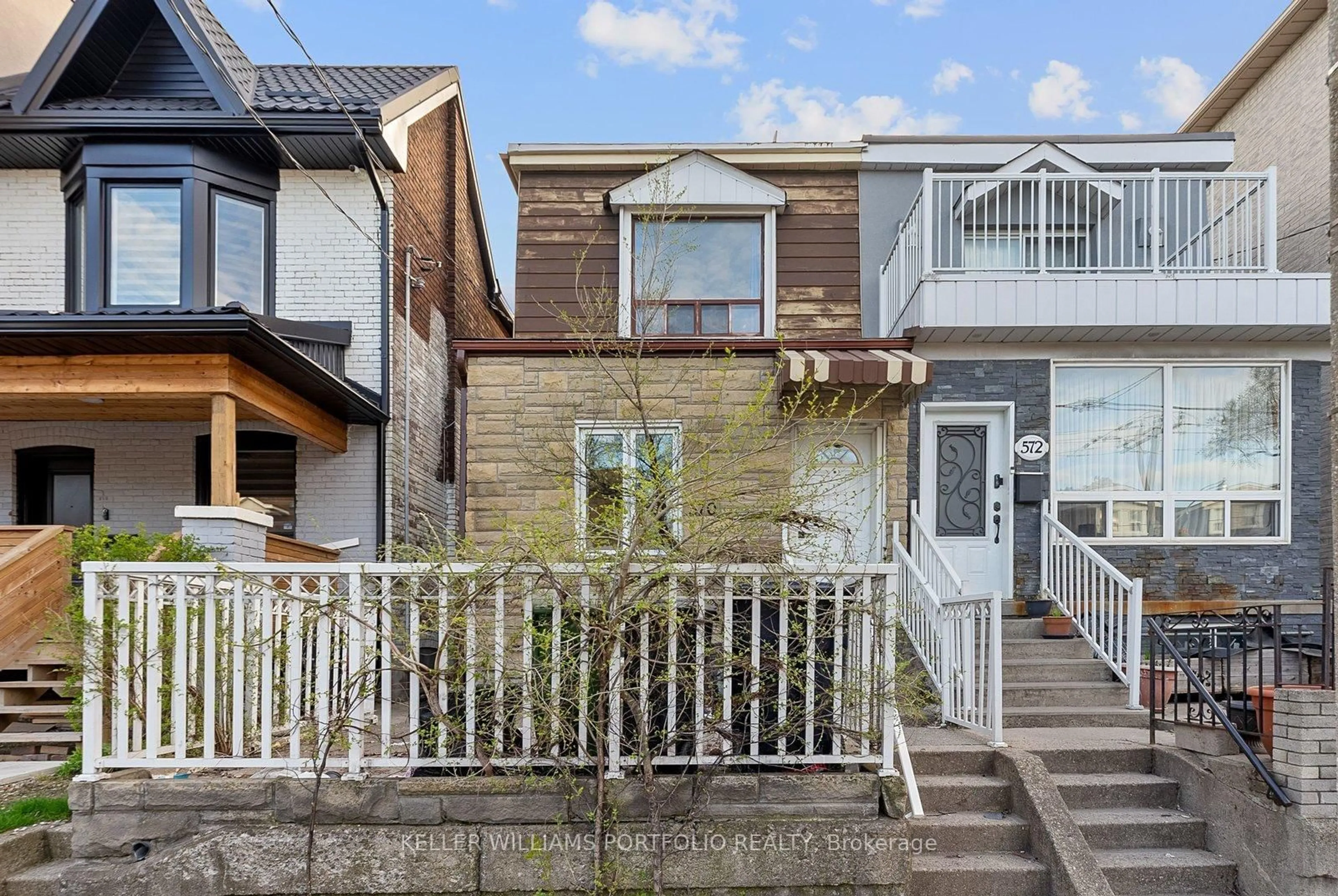 Unknown for 570 Jones Ave, Toronto Ontario M4J 3H1