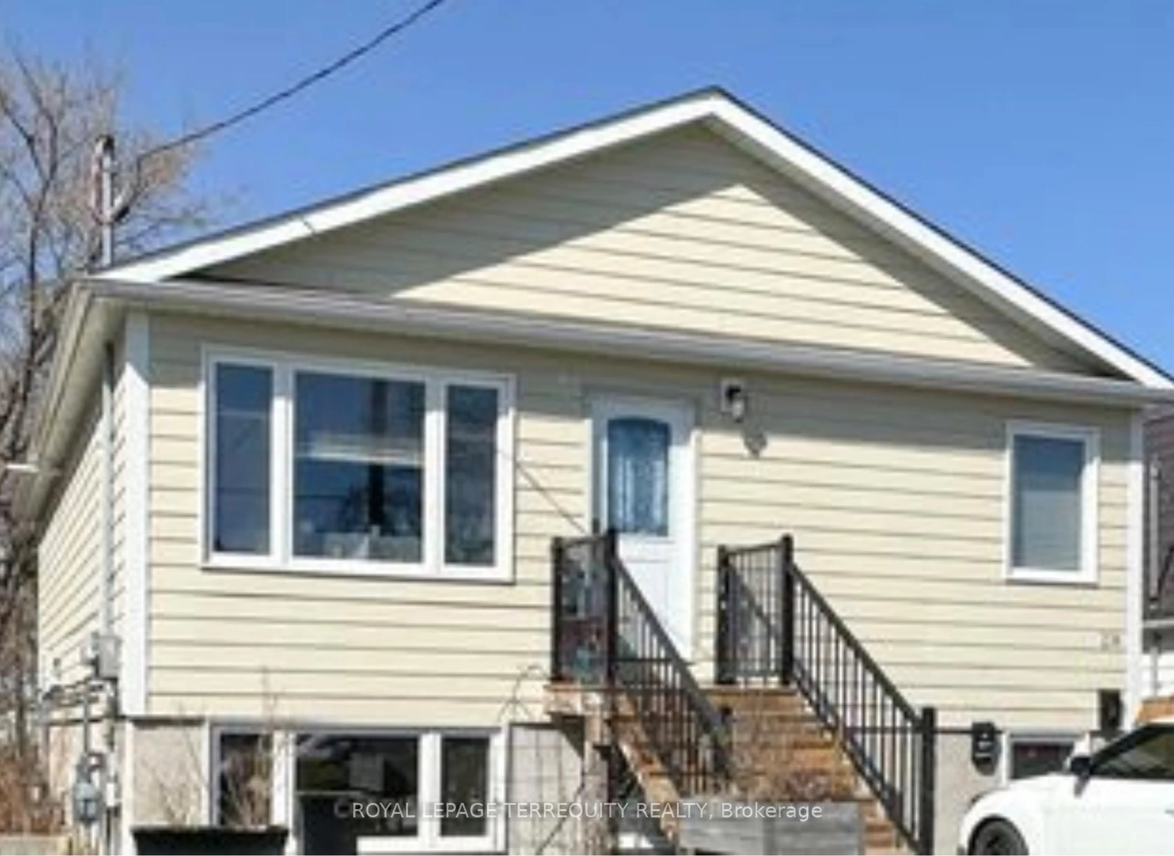 Home with vinyl exterior material, street for 252 Bloor St, Oshawa Ontario L1H 3M6