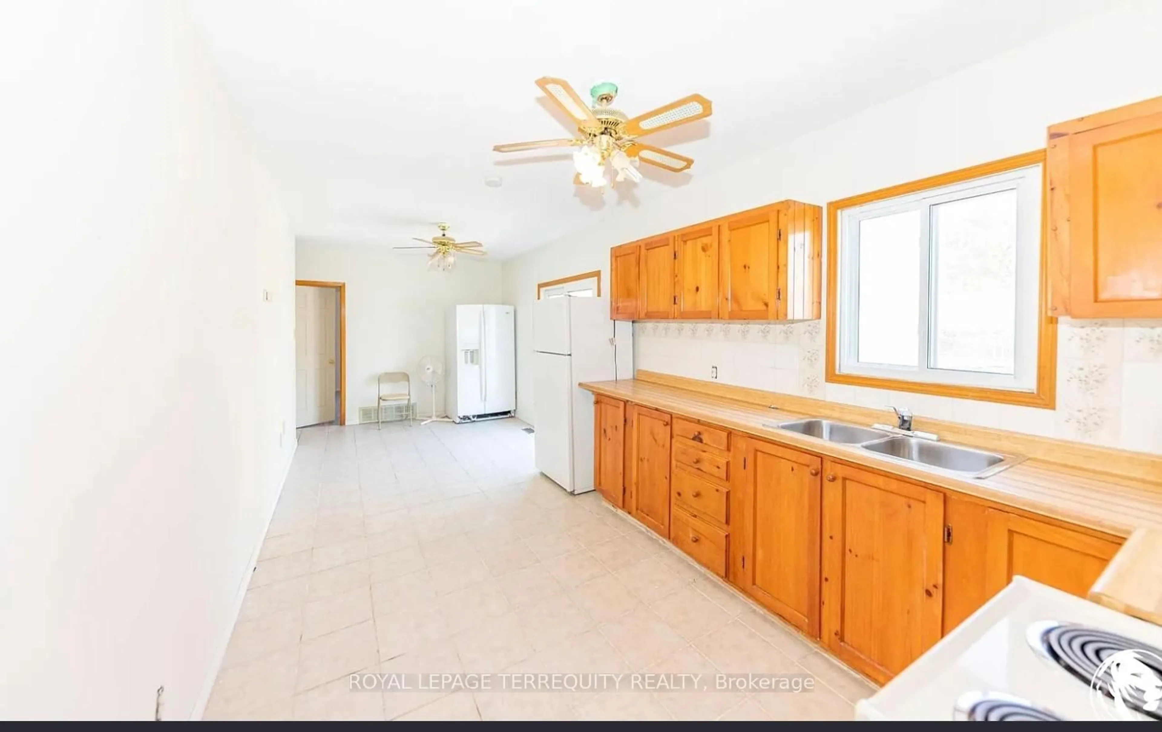 Standard kitchen, unknown for 252 Bloor St, Oshawa Ontario L1H 3M6