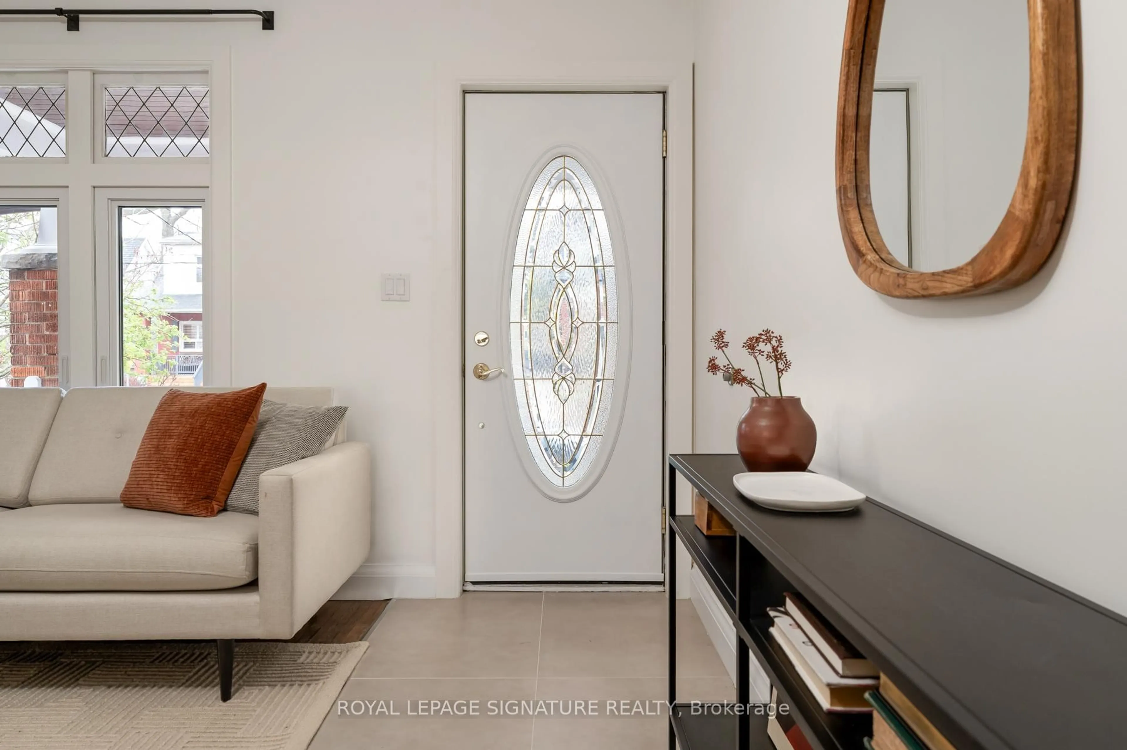 Indoor entryway for 41 Firstbrooke Rd, Toronto Ontario M4E 2L2