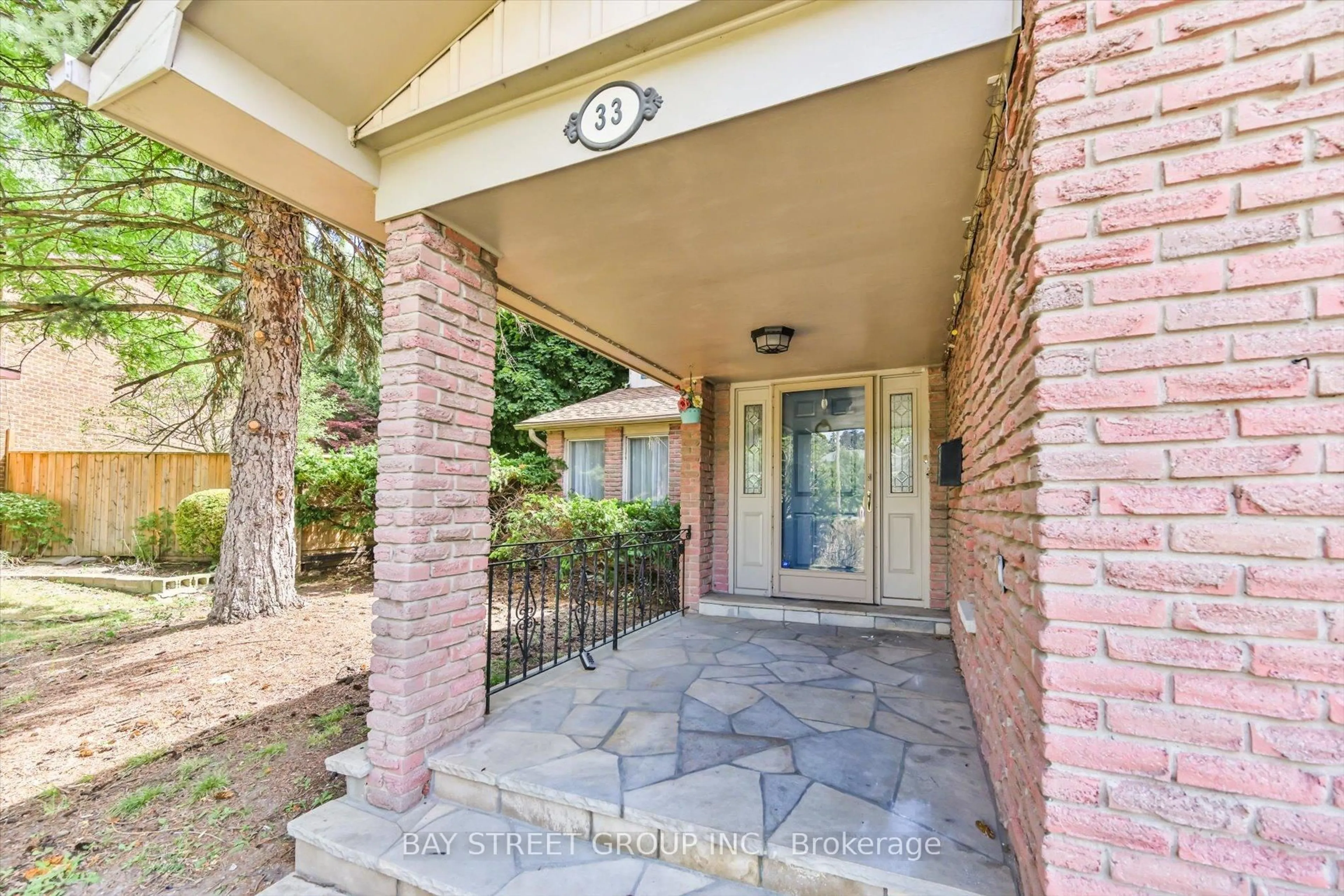 Indoor entryway for 33 Kilchurn Castle Dr, Toronto Ontario M1T 2W3