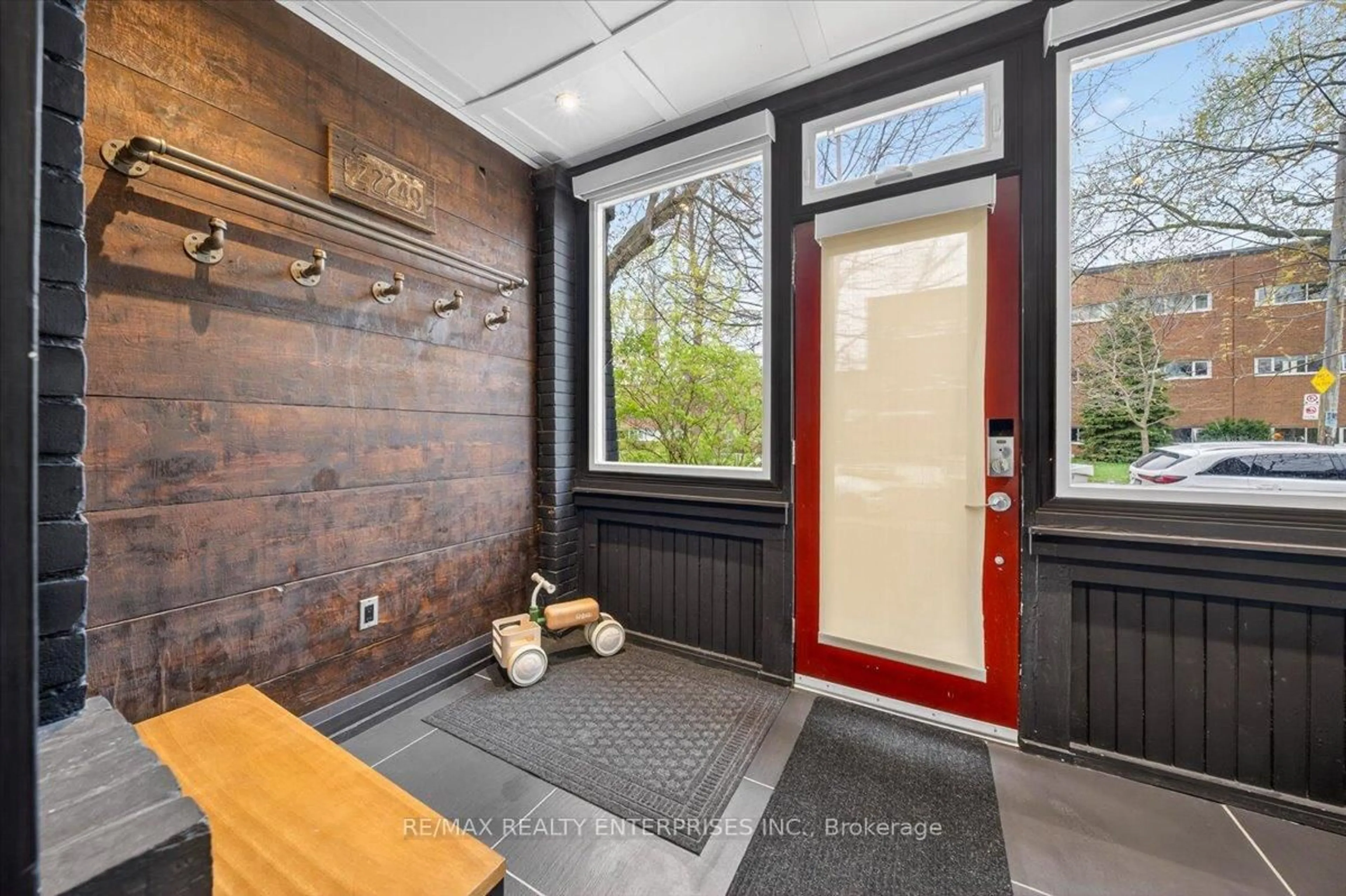 Indoor entryway for 237A Leslie St, Toronto Ontario M4M 3C8