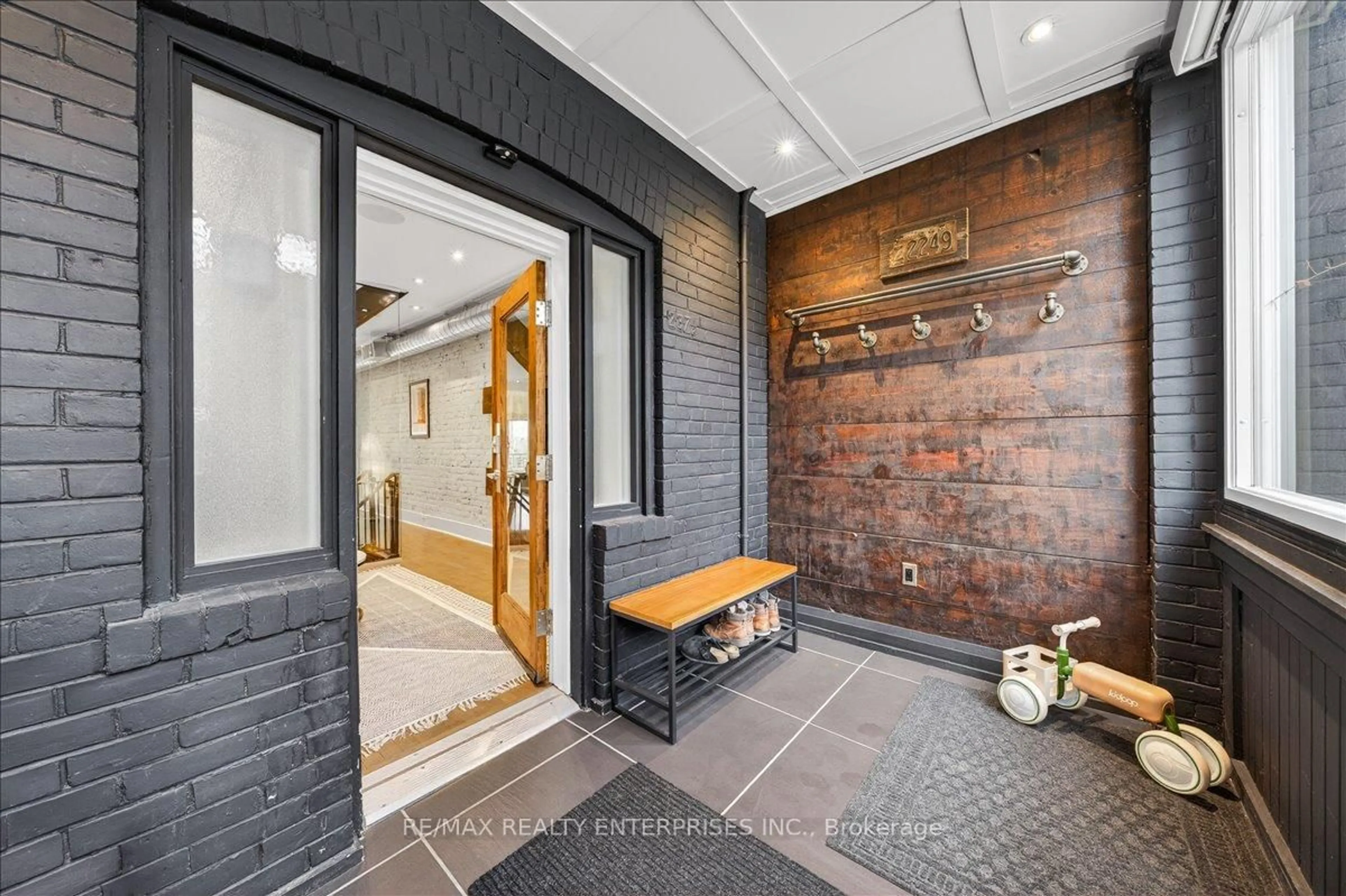 Indoor entryway for 237A Leslie St, Toronto Ontario M4M 3C8