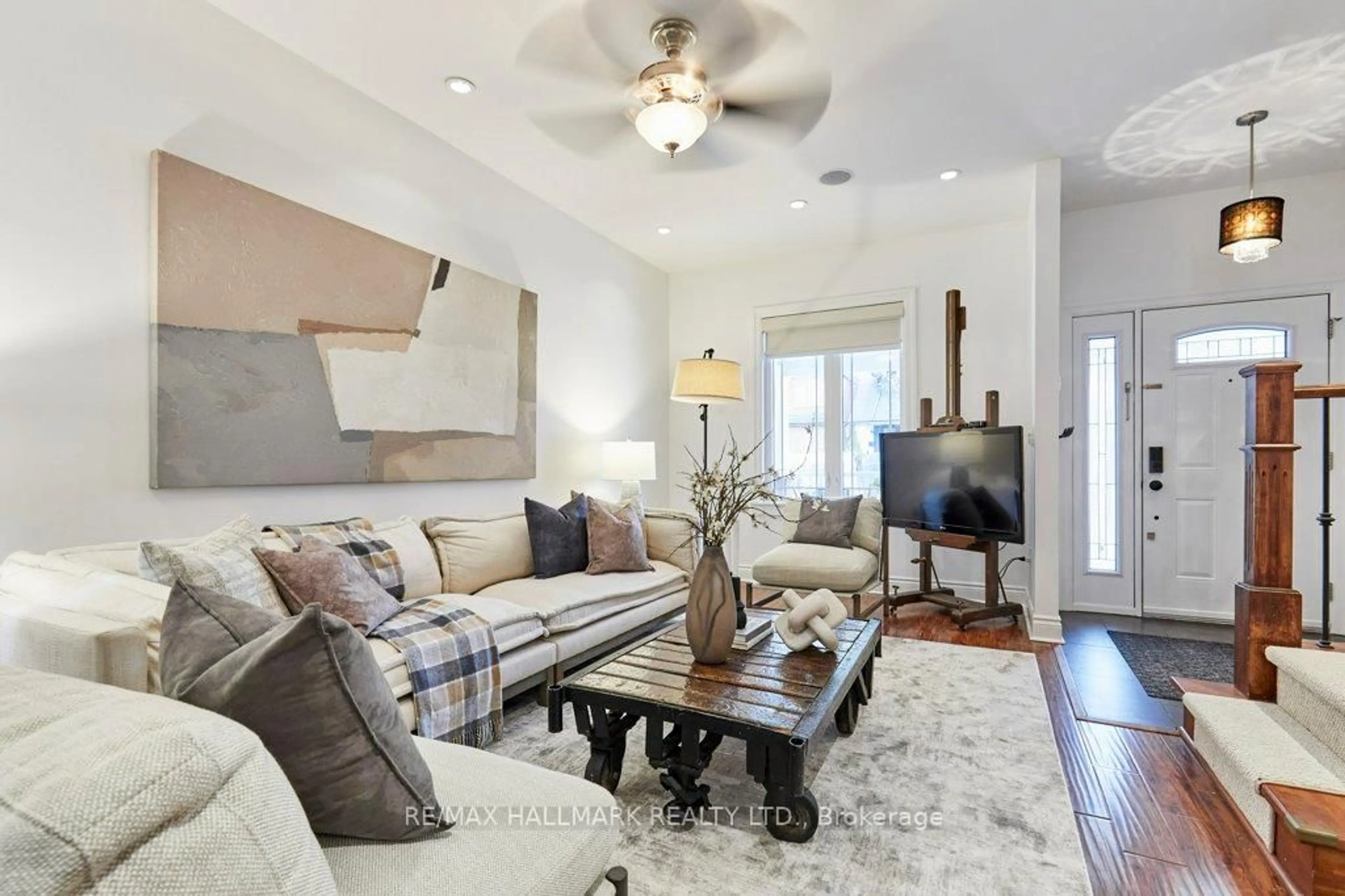 Living room with furniture, unknown for 255 Ashdale Ave, Toronto Ontario M4L 2Y8