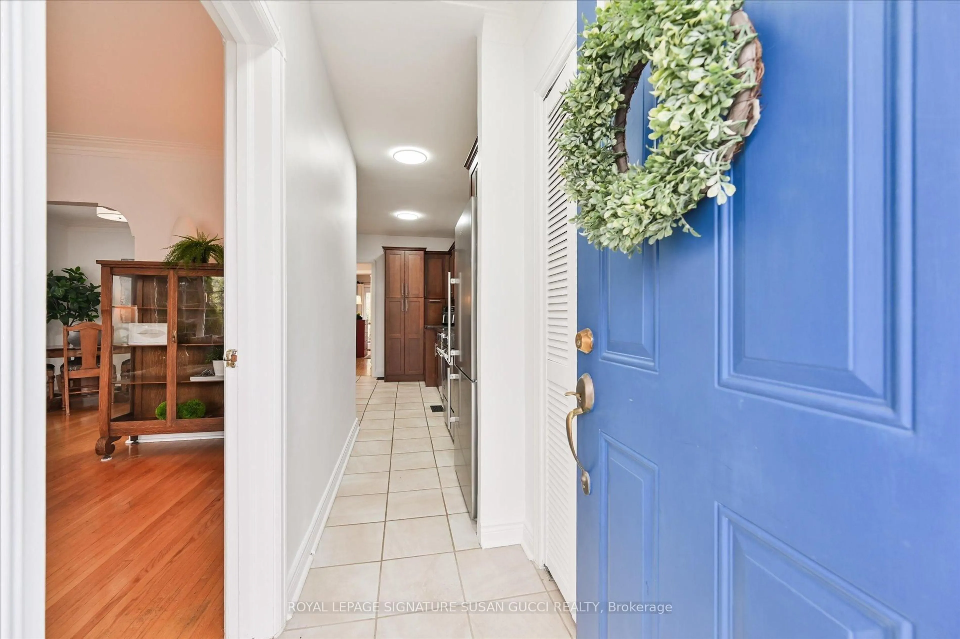 Indoor entryway for 218 Glenwood Cres, Toronto Ontario M4B 1K4