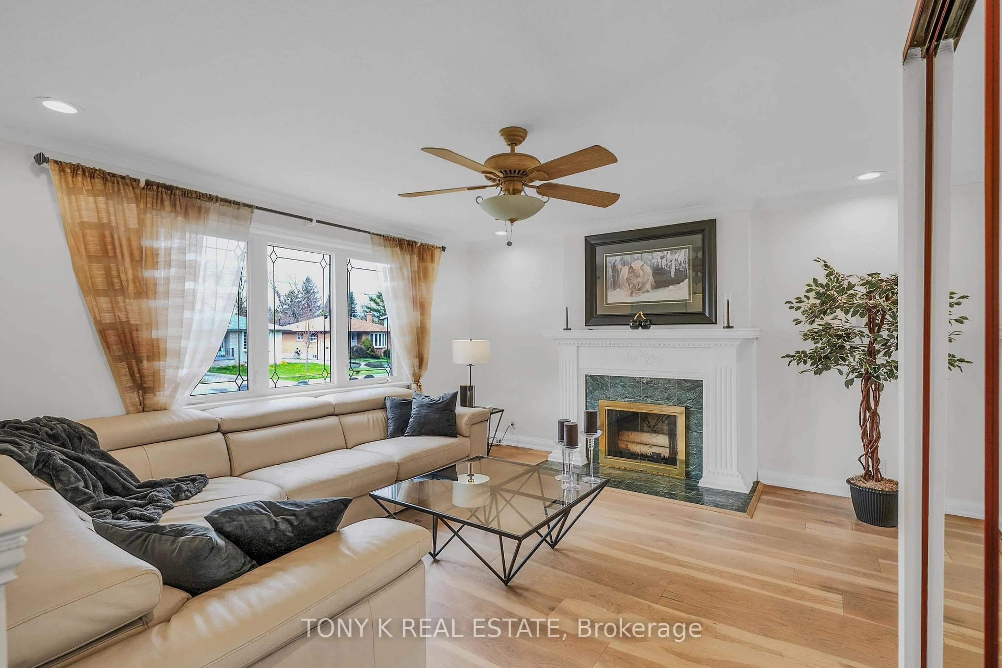 Living room with furniture, wood/laminate floor for 21 Martindale Rd, Toronto Ontario M1M 2B8