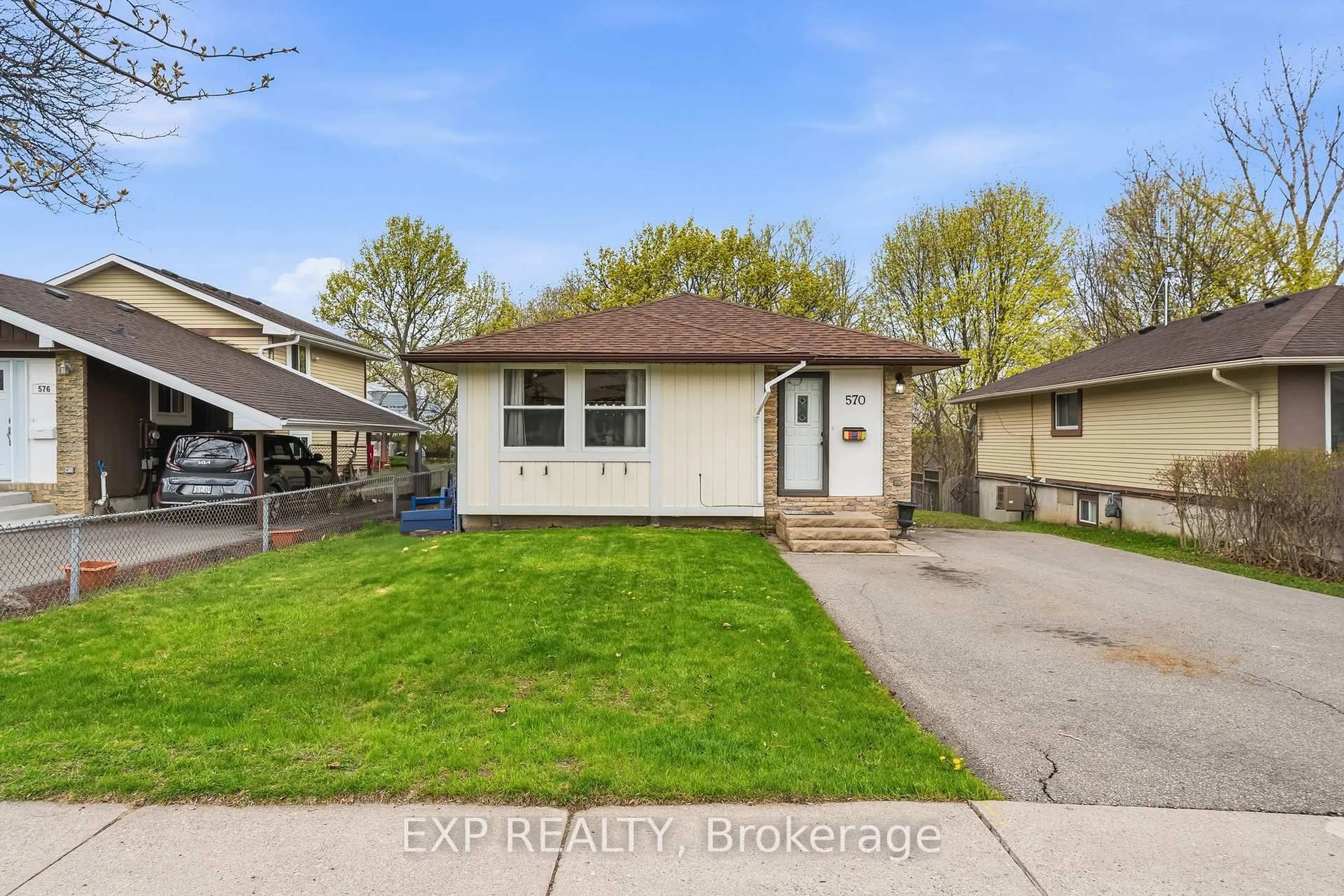 Home with vinyl exterior material, street for 570 Annandale St, Oshawa Ontario L1H 7S7