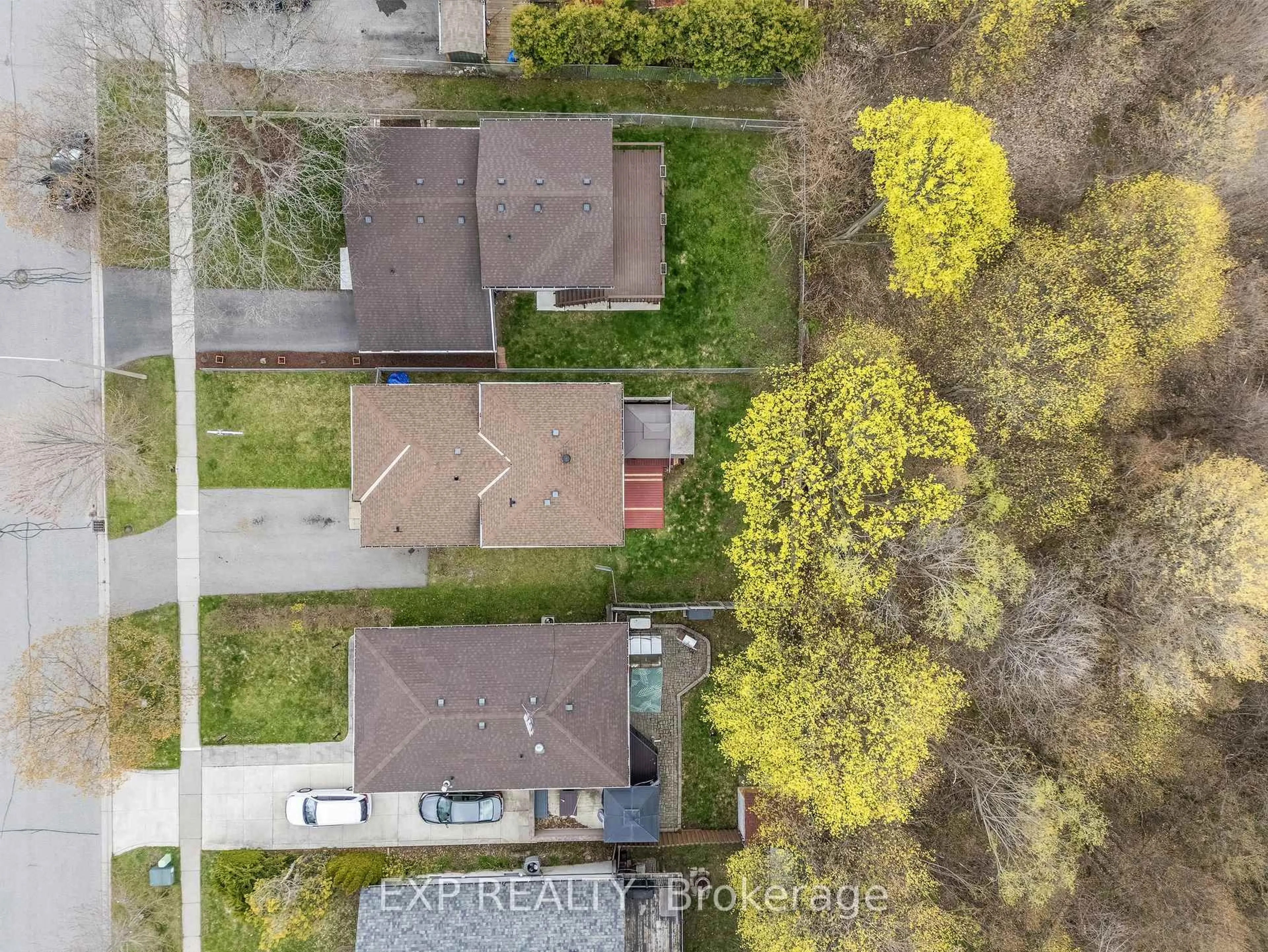 A pic from outside/outdoor area/front of a property/back of a property/a pic from drone, street for 570 Annandale St, Oshawa Ontario L1H 7S7