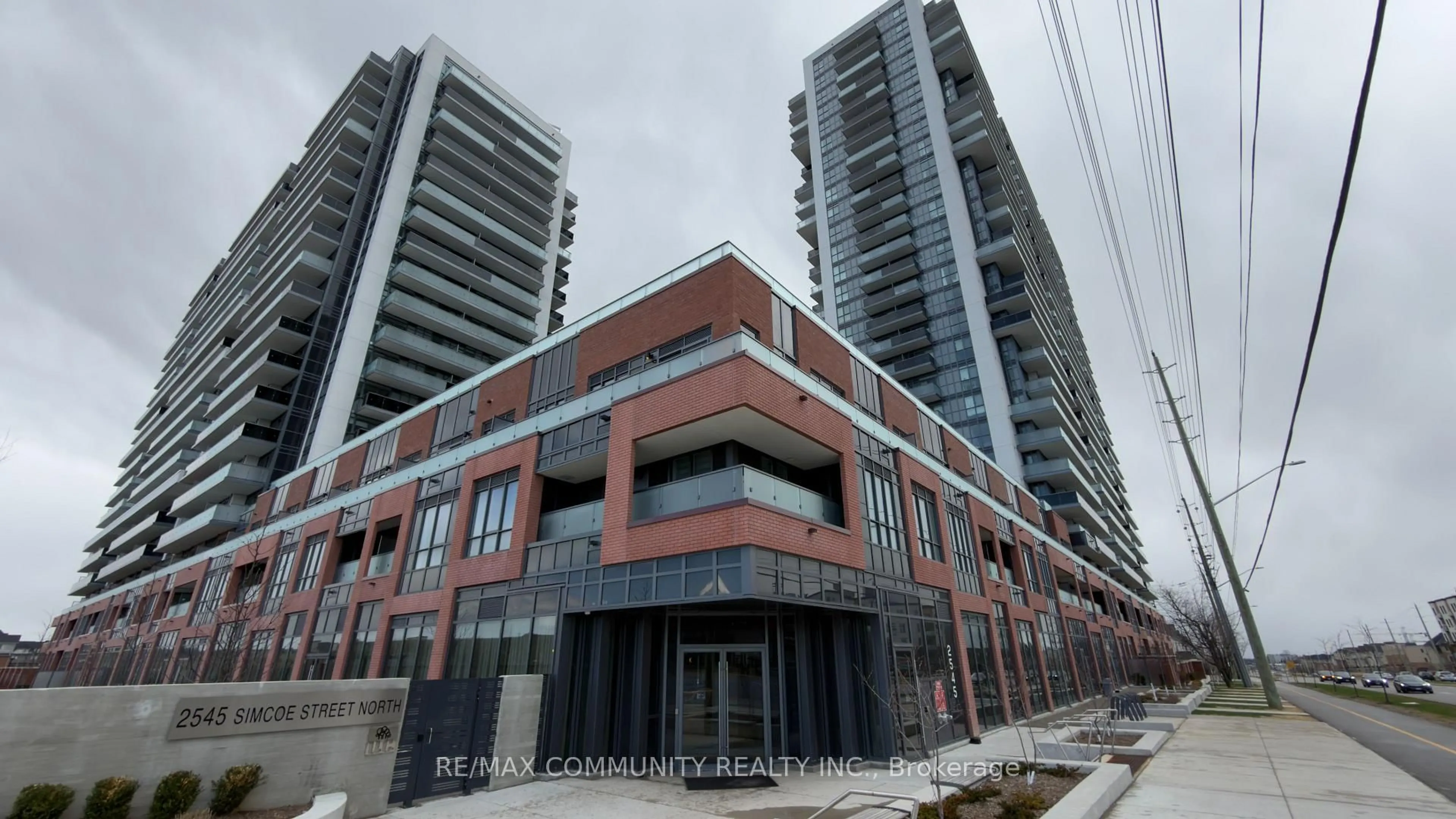 Indoor foyer for 2545 Simcoe St #319, Oshawa Ontario L1L 0W3