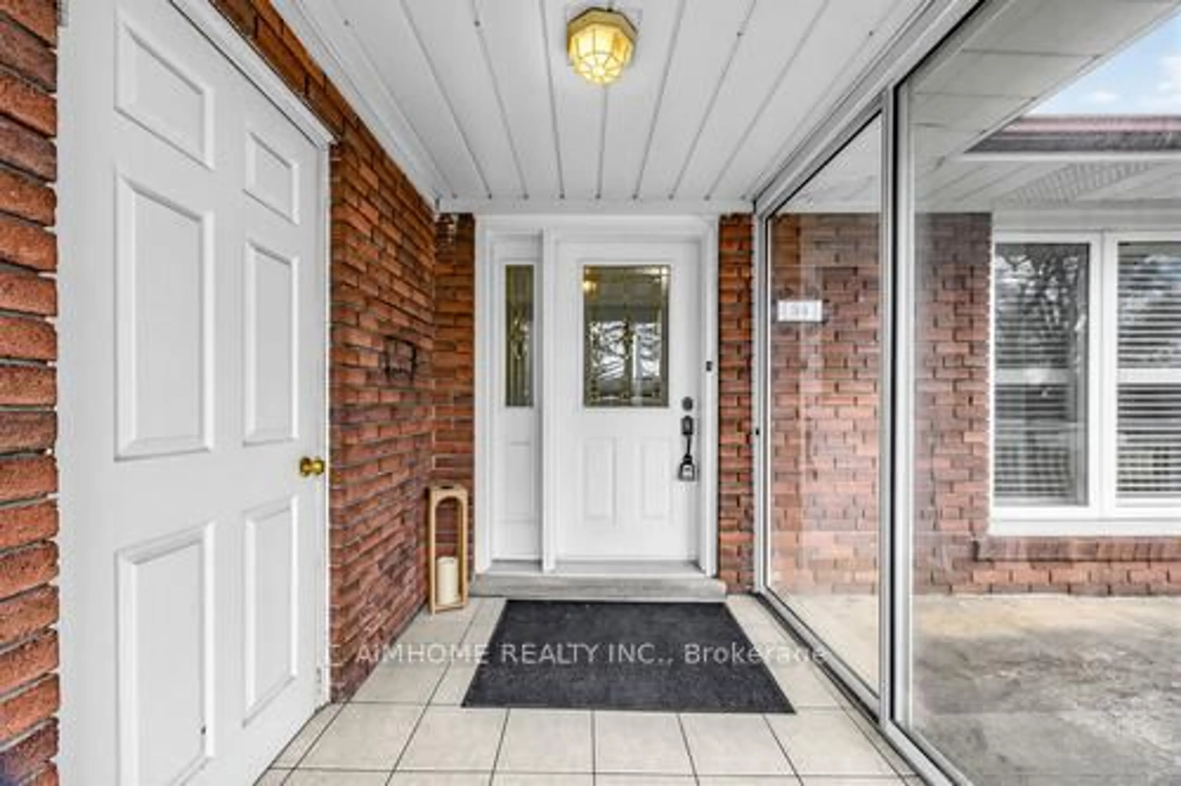 Indoor entryway for 34 Marilake Dr, Toronto Ontario M1S 1V7
