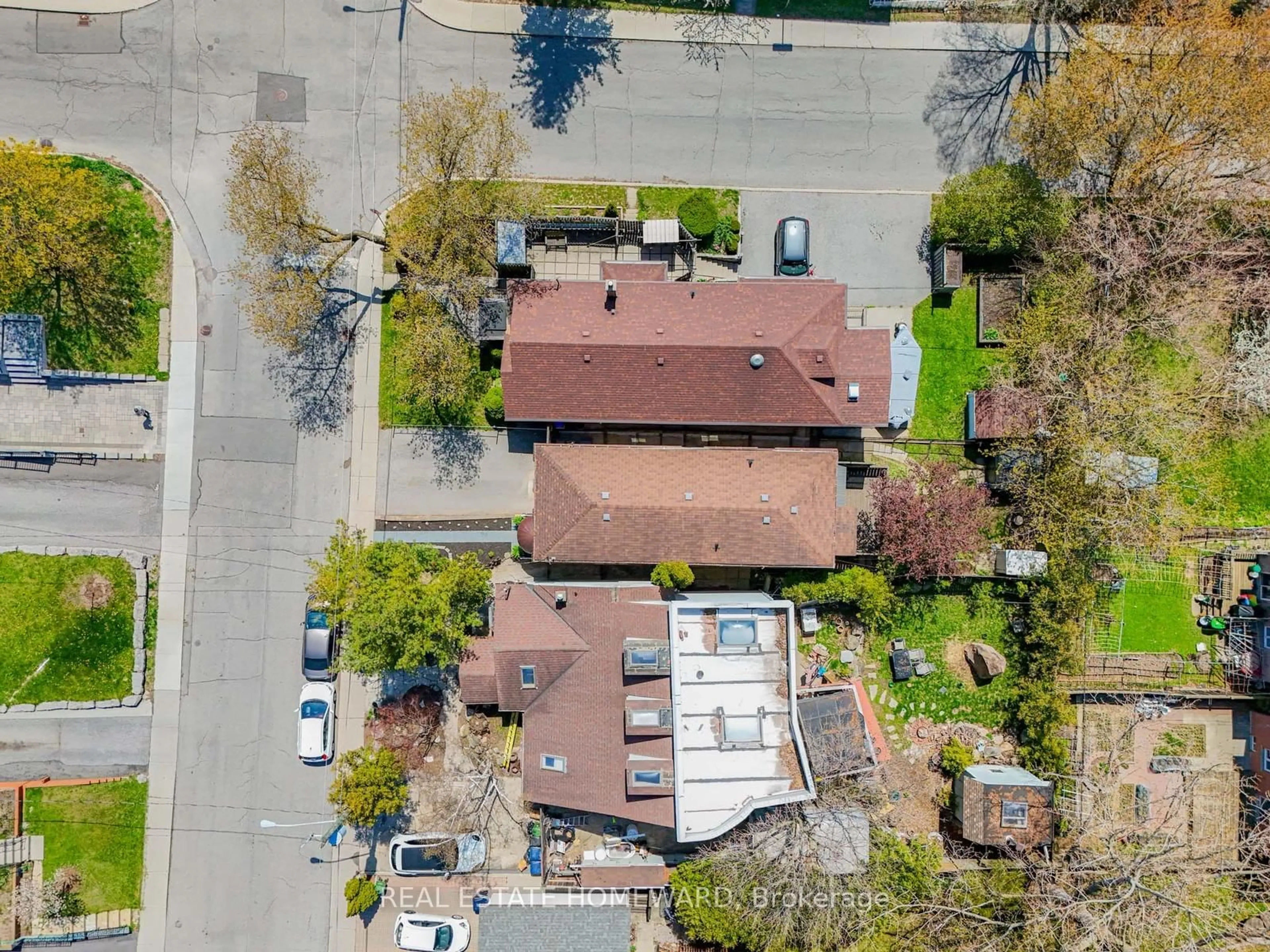 A pic from outside/outdoor area/front of a property/back of a property/a pic from drone, street for 44 Westbourne Ave, Toronto Ontario M1L 2Y4