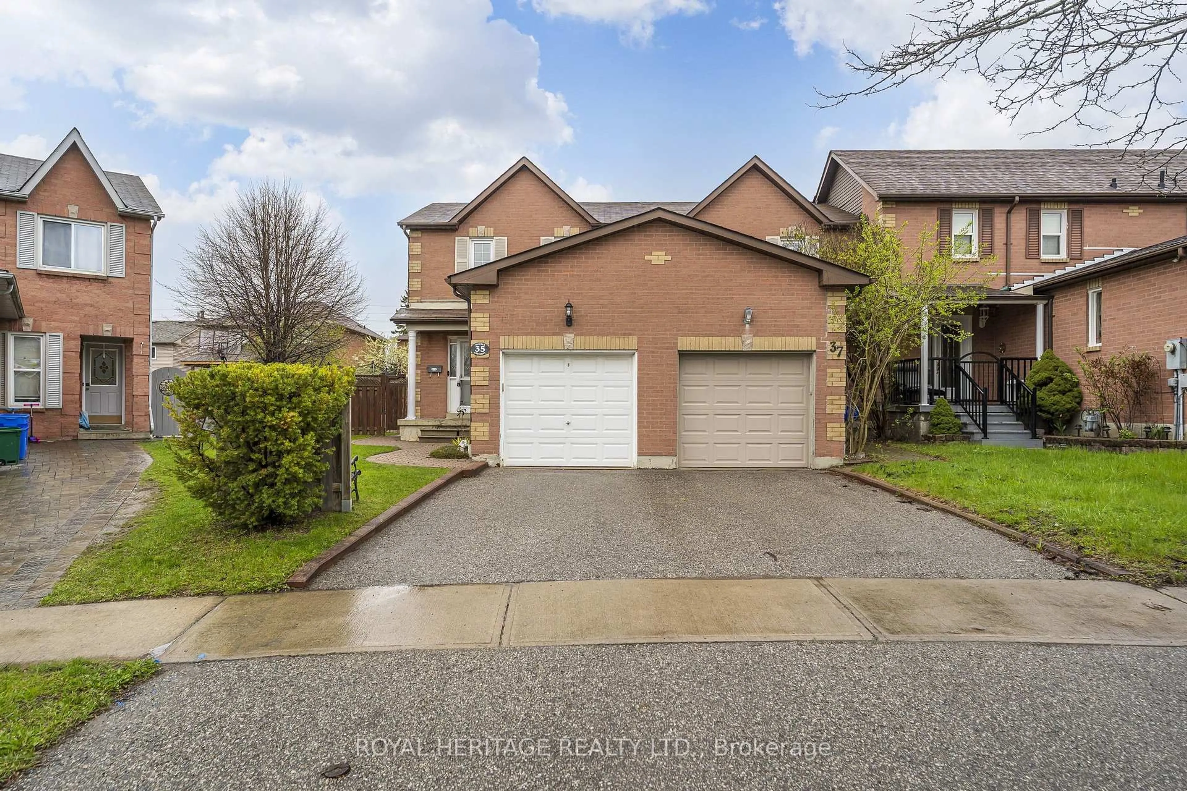 A pic from outside/outdoor area/front of a property/back of a property/a pic from drone, street for 35 Hughes Cres, Ajax Ontario L1T 3P9