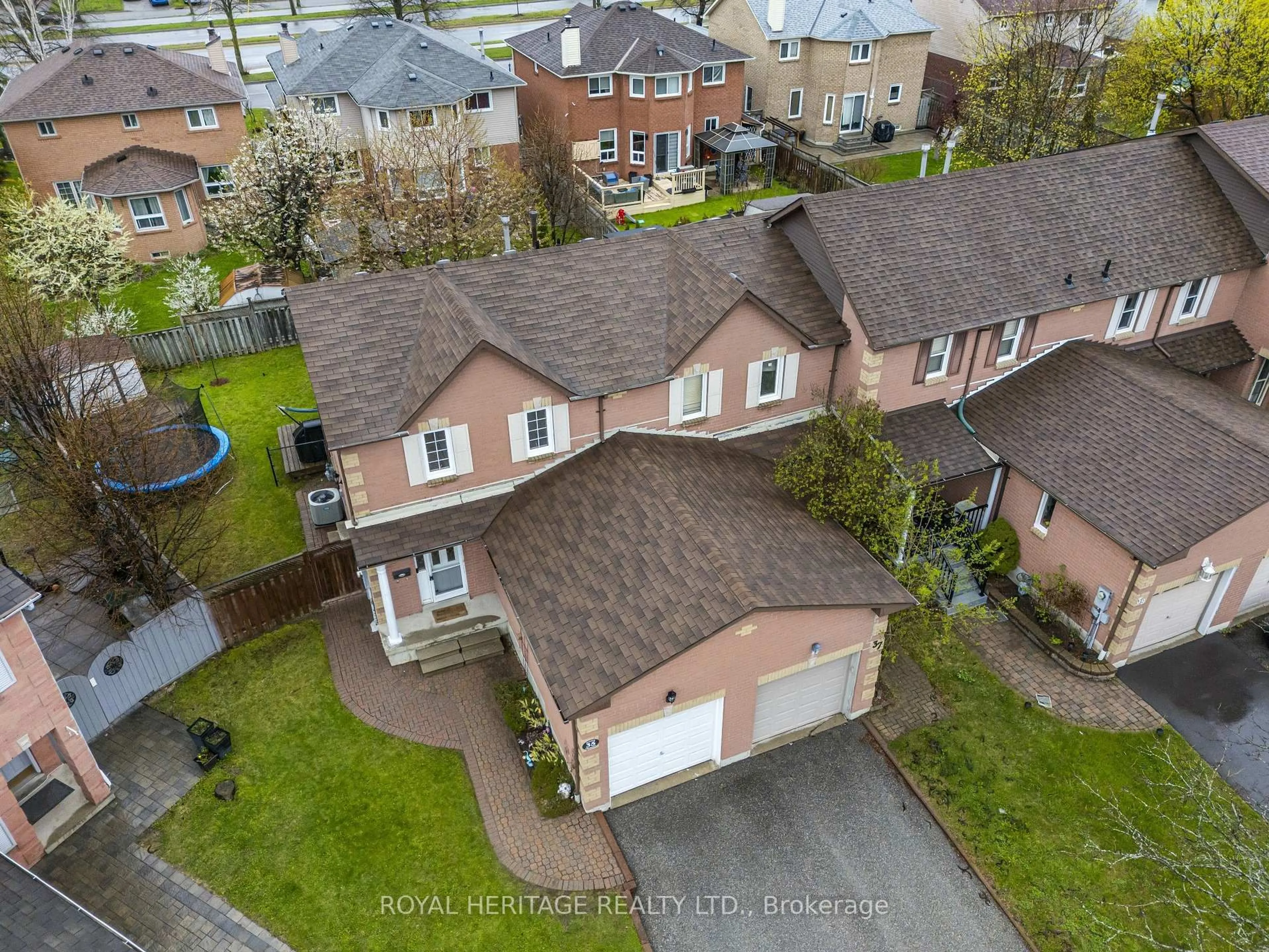 A pic from outside/outdoor area/front of a property/back of a property/a pic from drone, street for 35 Hughes Cres, Ajax Ontario L1T 3P9