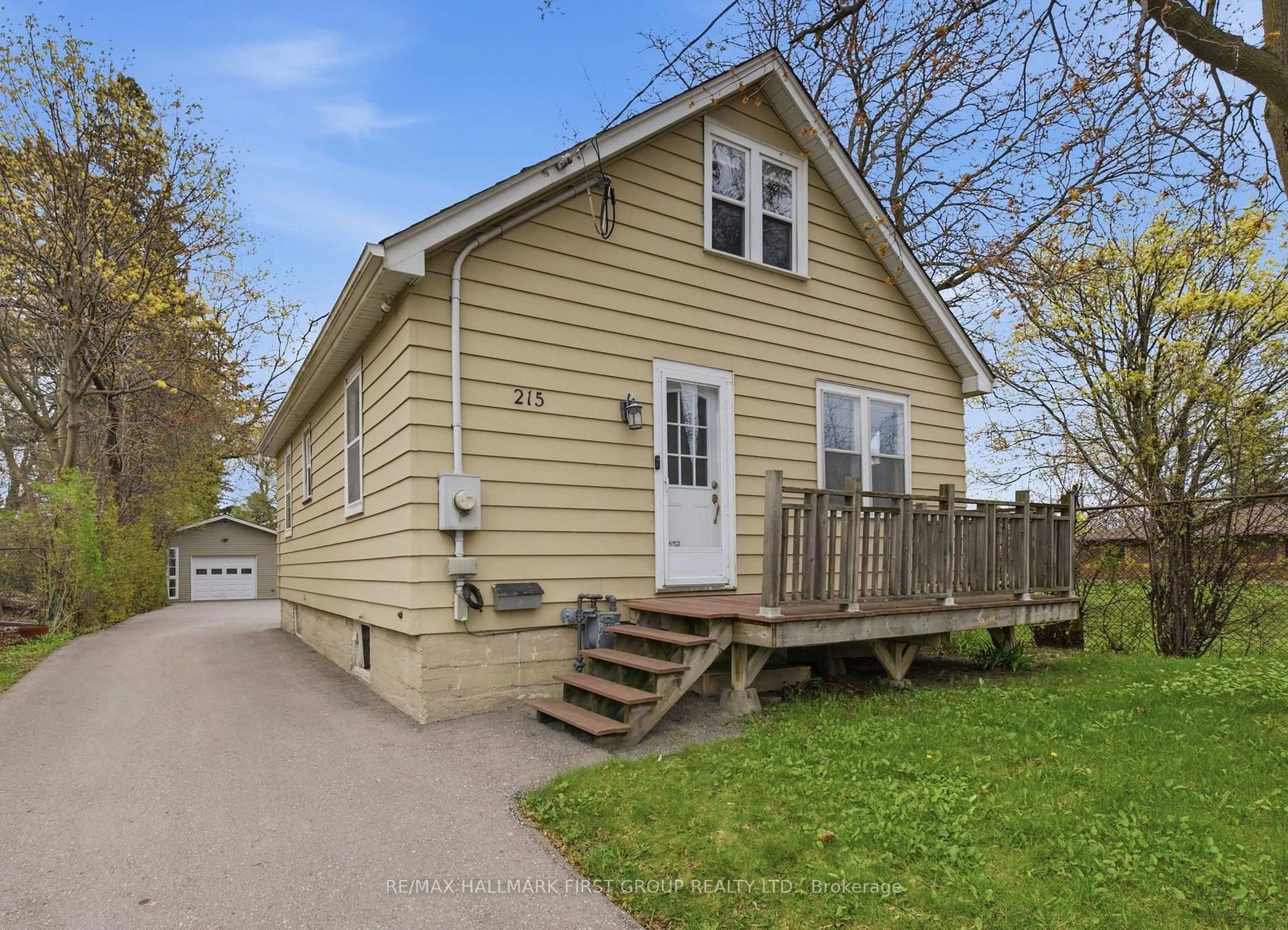 Home with vinyl exterior material, street for 215 Park Rd, Oshawa Ontario L1J 4H1