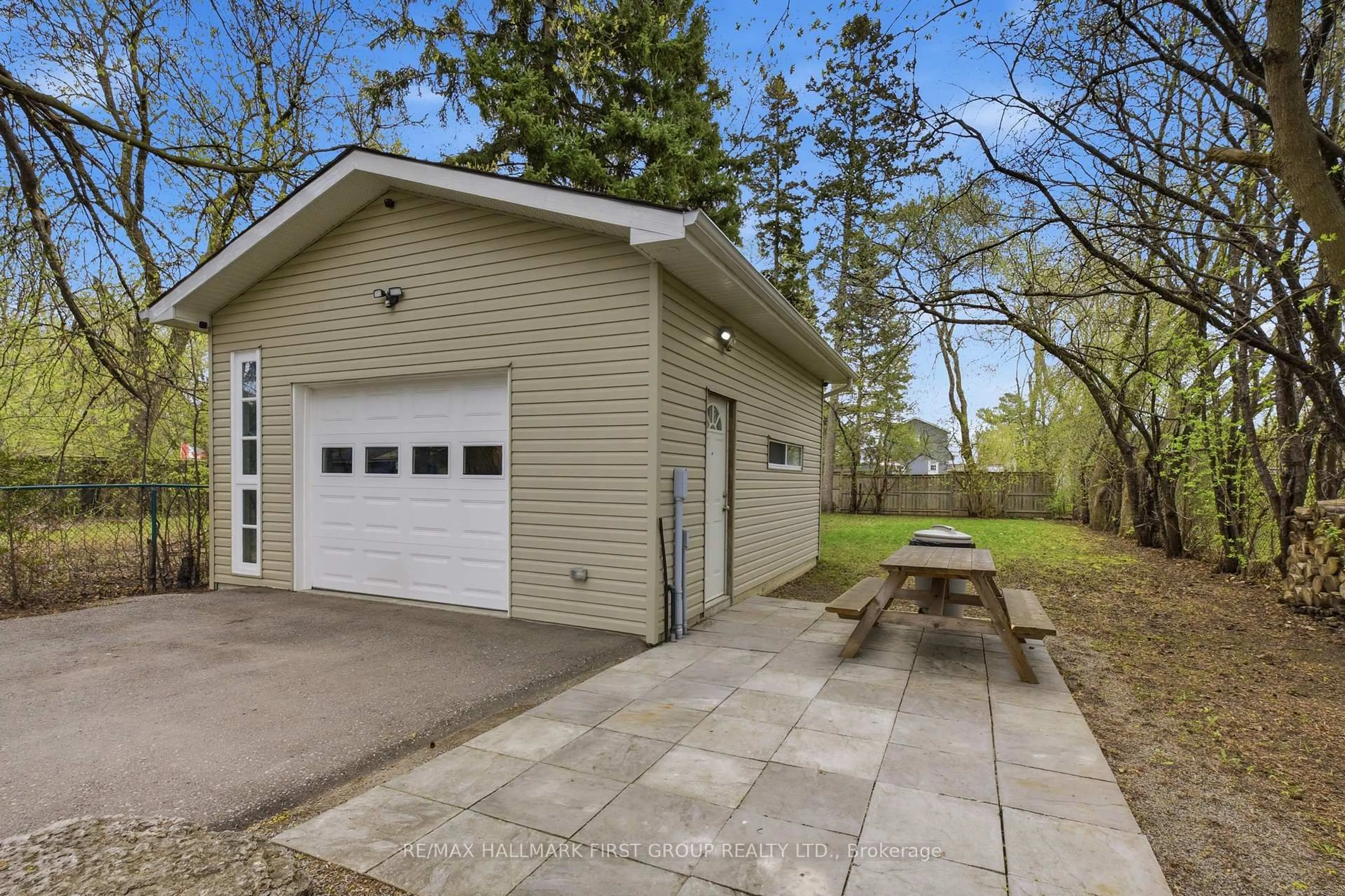 Indoor garage for 215 Park Rd, Oshawa Ontario L1J 4H1