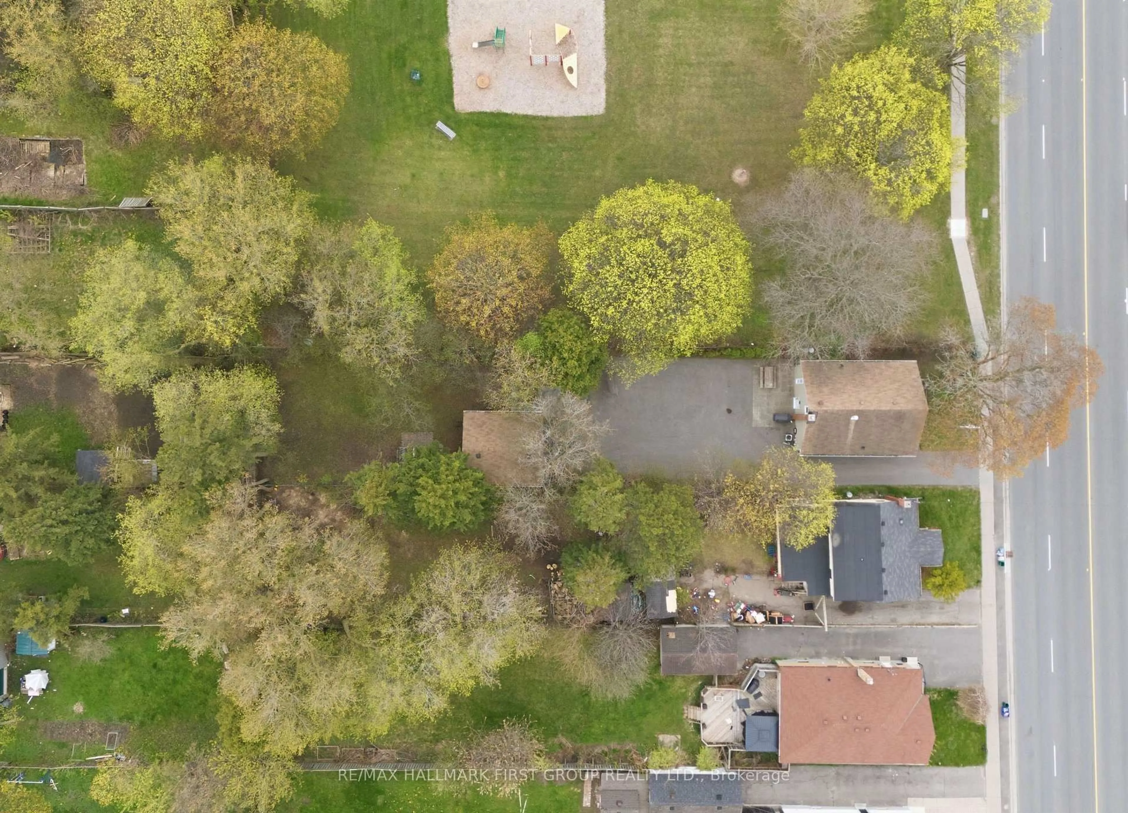 A pic from outside/outdoor area/front of a property/back of a property/a pic from drone, street for 215 Park Rd, Oshawa Ontario L1J 4H1