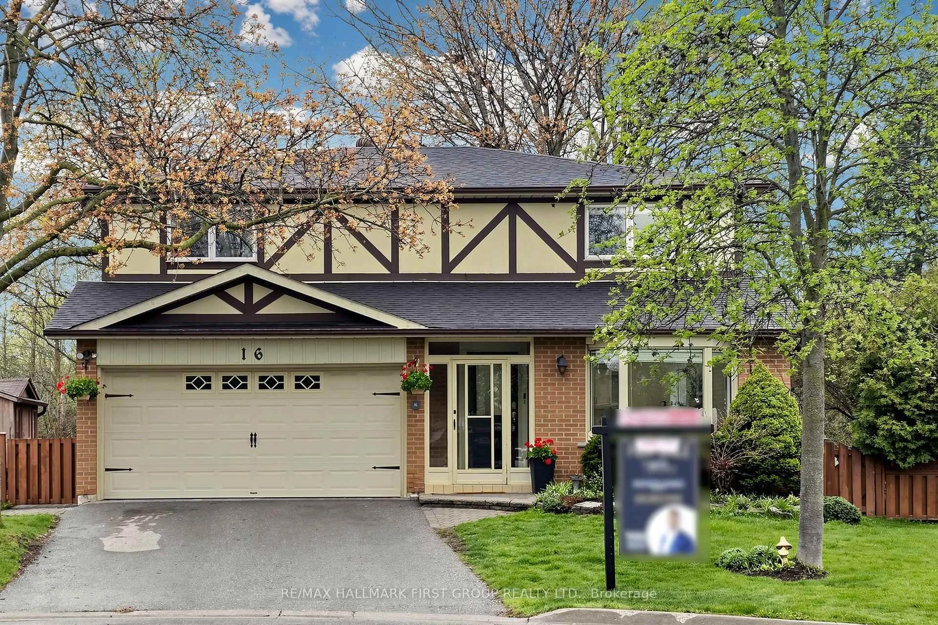 Home with vinyl exterior material, street for 16 Mcfarlane Crt, Whitby Ontario L1N 5T8
