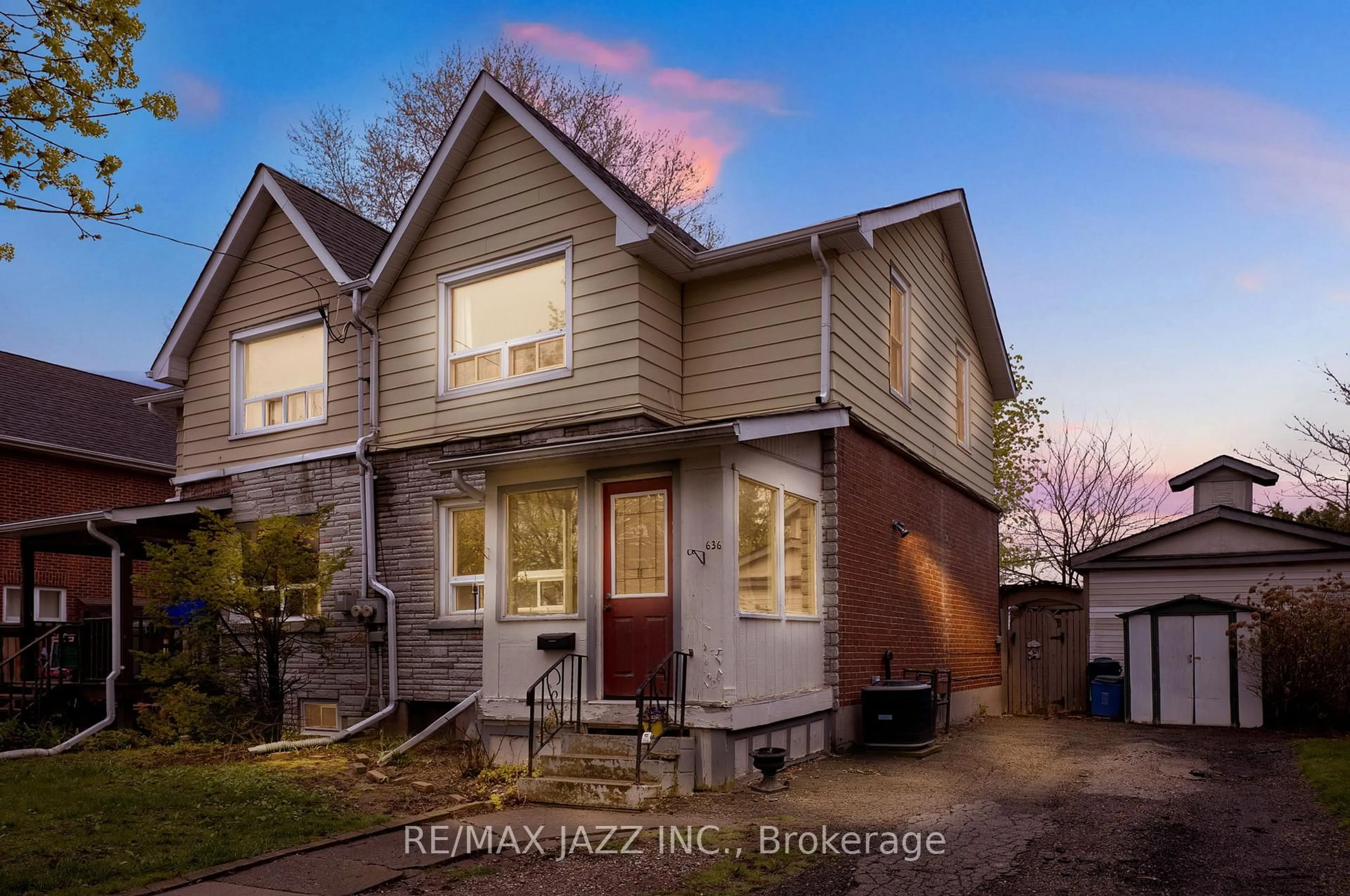 Unknown for 636 Carnegie Ave, Oshawa Ontario L1G 4R3