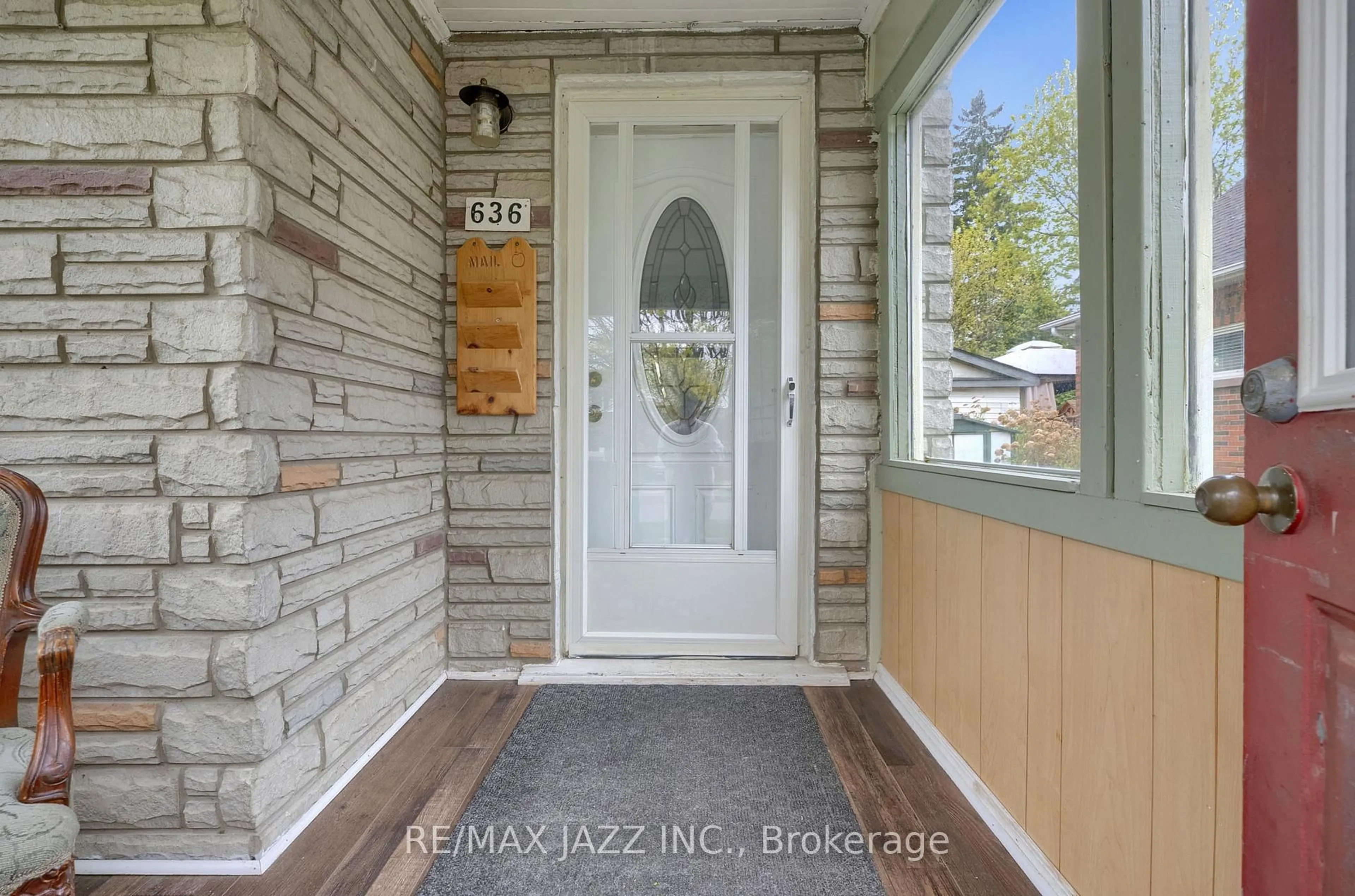 Indoor entryway for 636 Carnegie Ave, Oshawa Ontario L1G 4R3