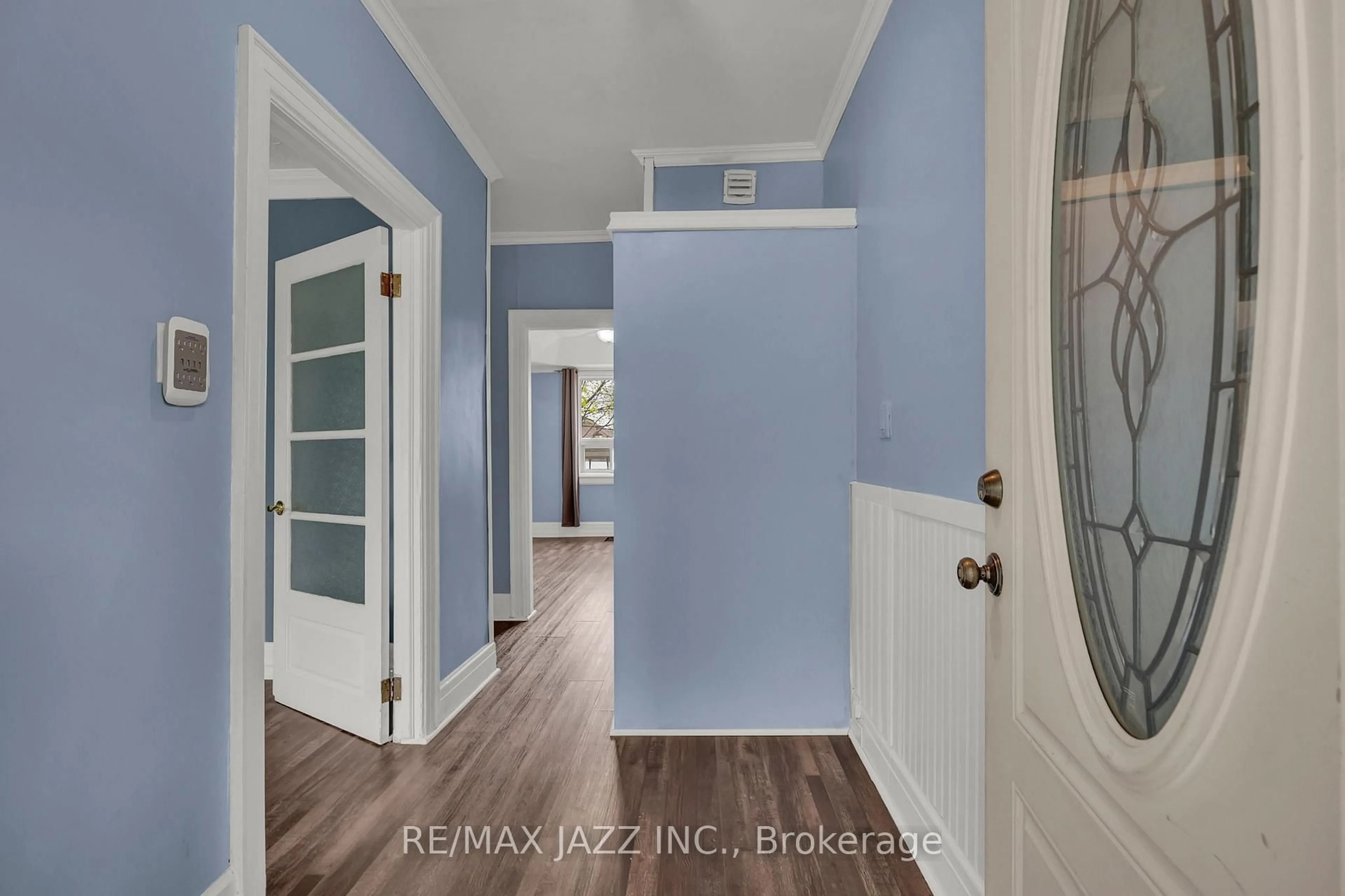 Indoor entryway for 636 Carnegie Ave, Oshawa Ontario L1G 4R3