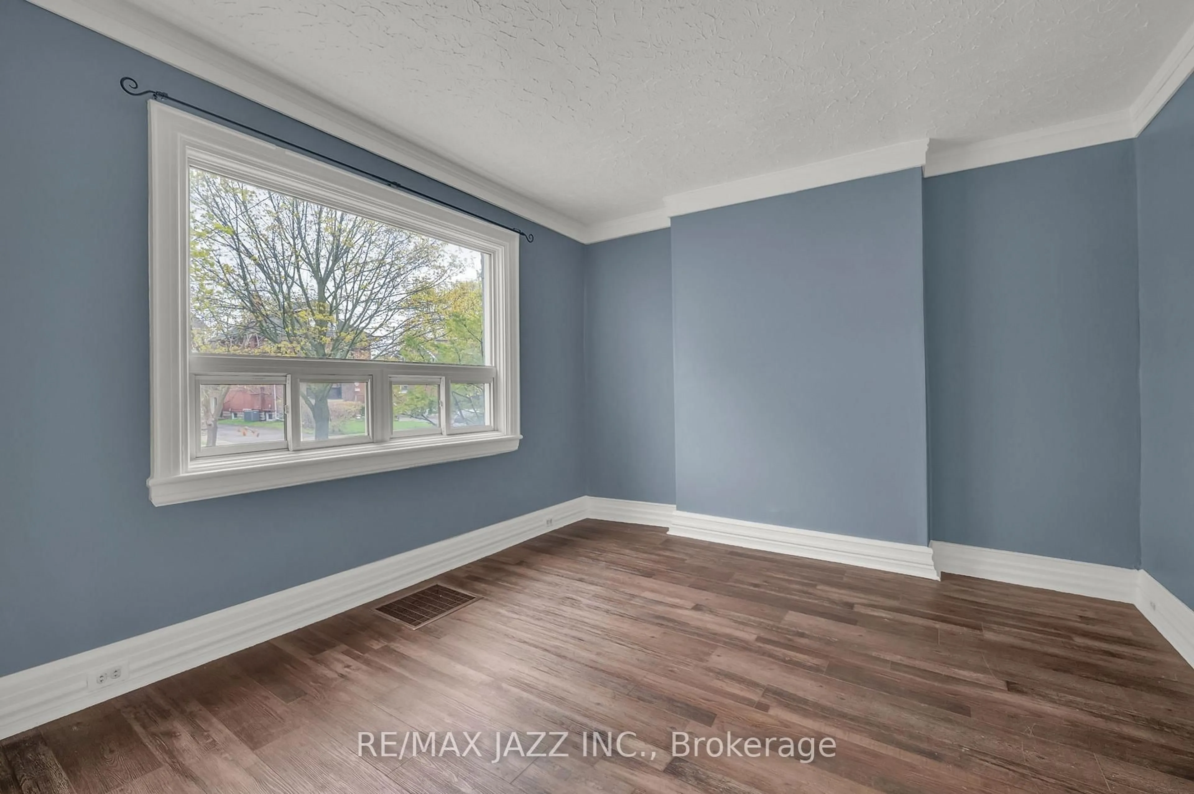 A pic of a room for 636 Carnegie Ave, Oshawa Ontario L1G 4R3