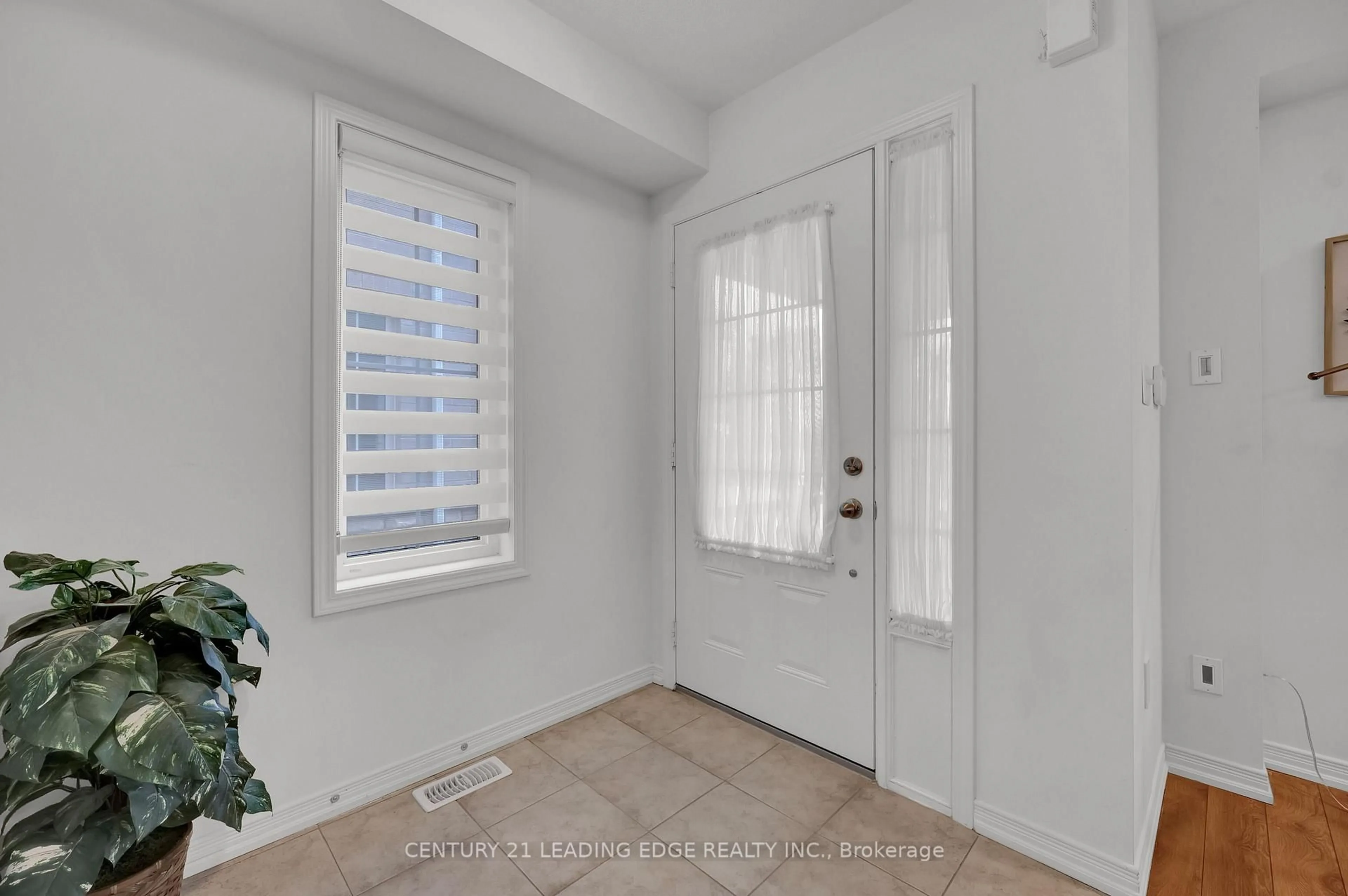 Indoor entryway for 178 Britannia Ave, Oshawa Ontario L1L 0G9