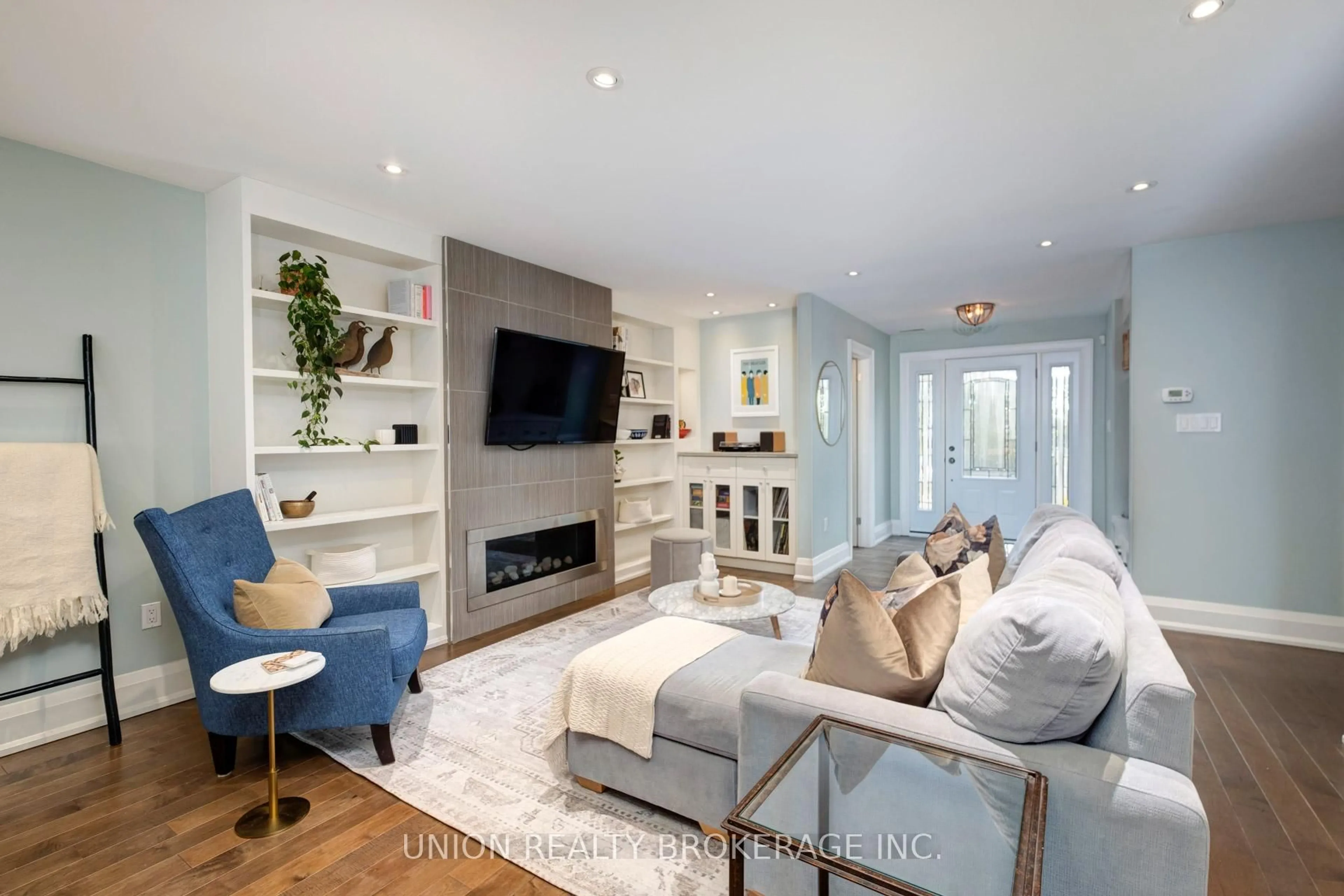 Living room with furniture, unknown for 45 Spruce Hill Rd, Toronto Ontario M4E 3G2