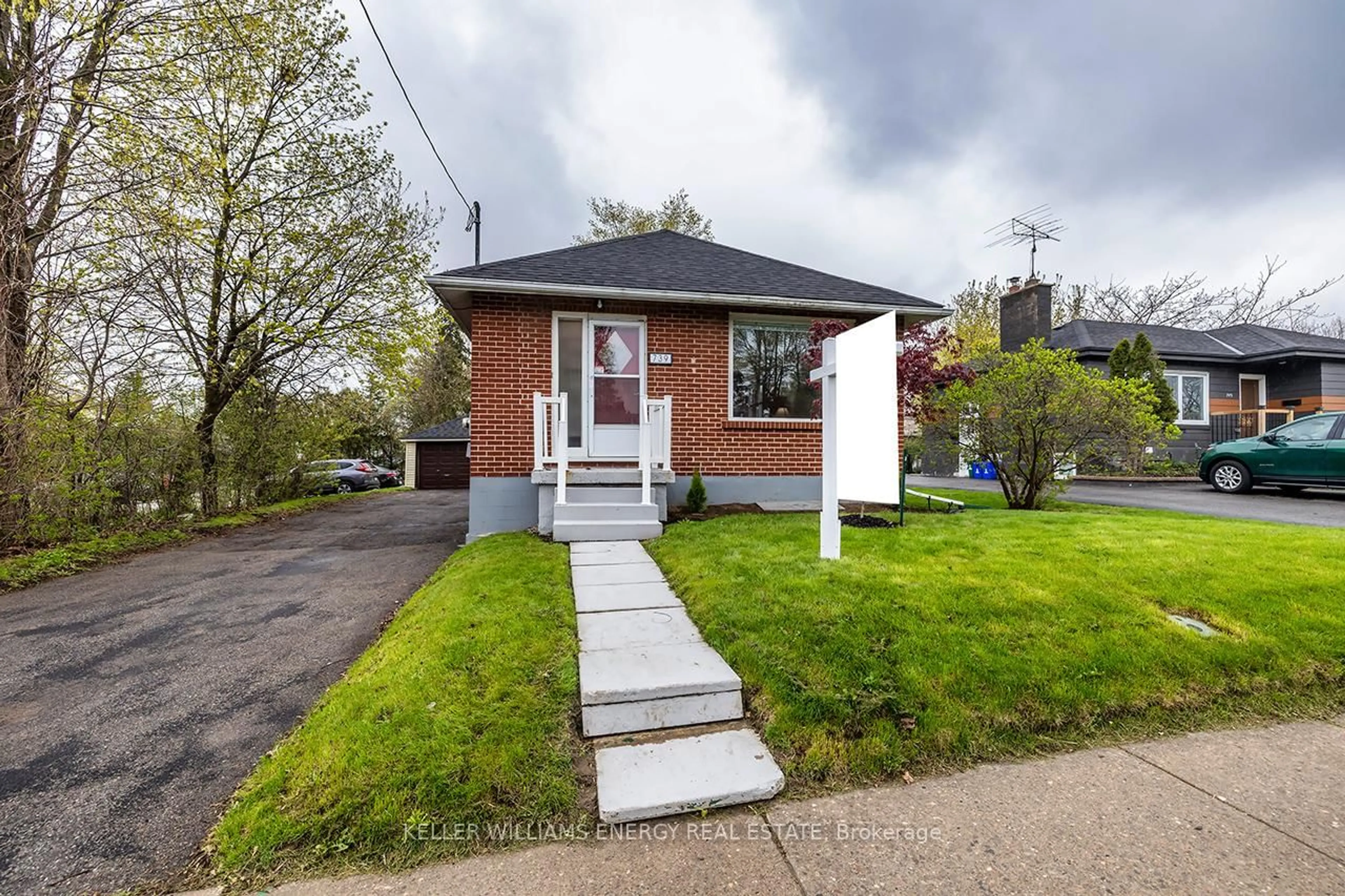 Home with brick exterior material, street for 739 King St, Oshawa Ontario L1J 2L2
