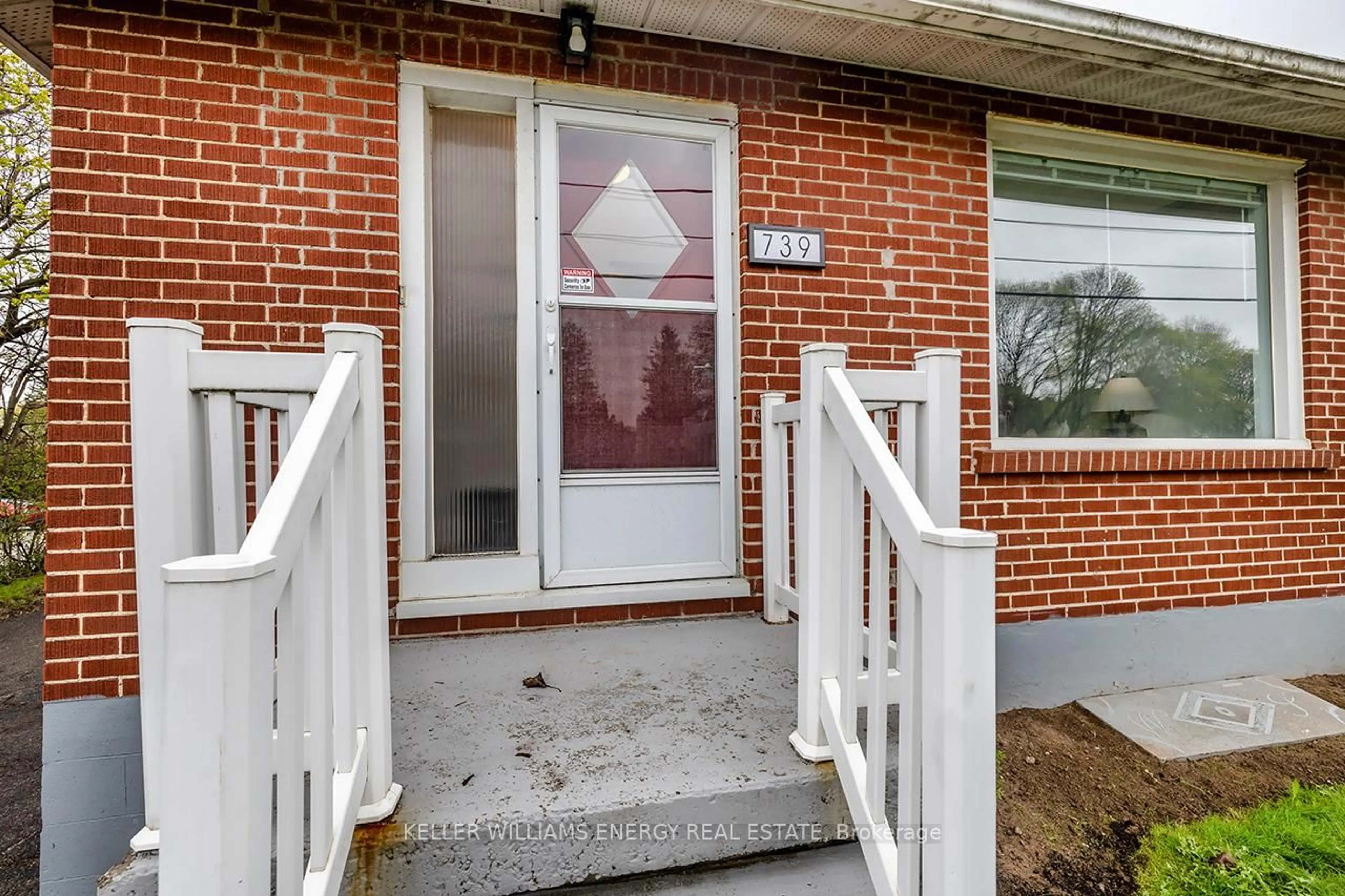 Unknown for 739 King St, Oshawa Ontario L1J 2L2