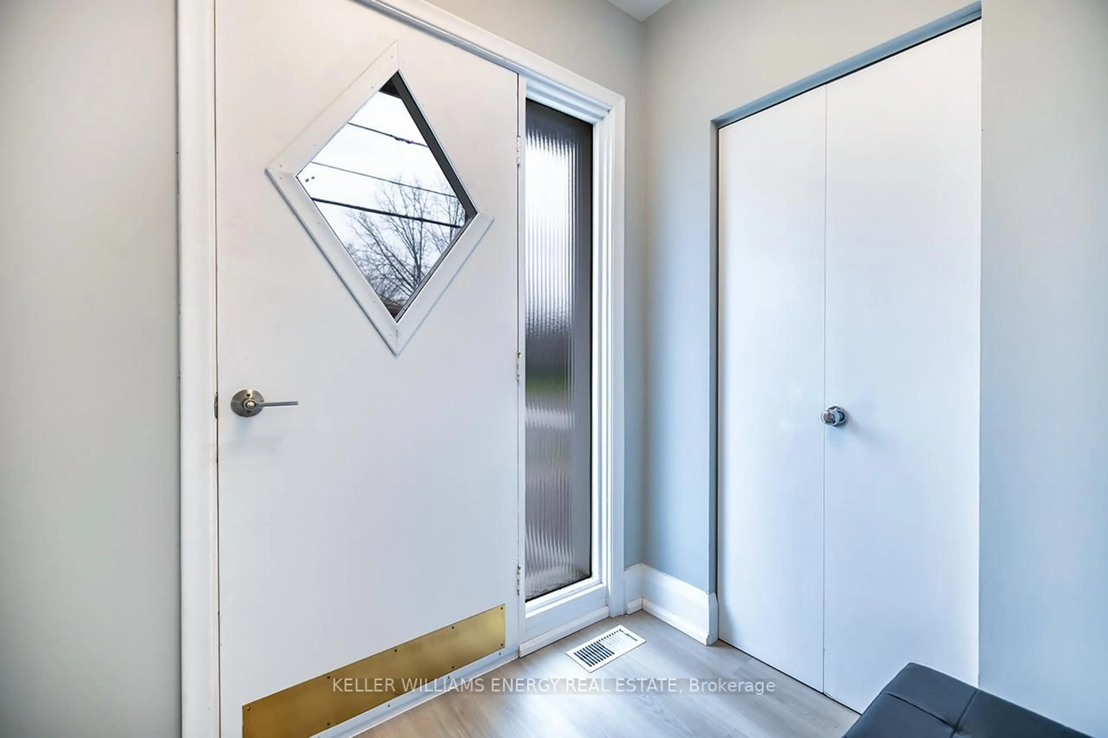 Indoor entryway for 739 King St, Oshawa Ontario L1J 2L2