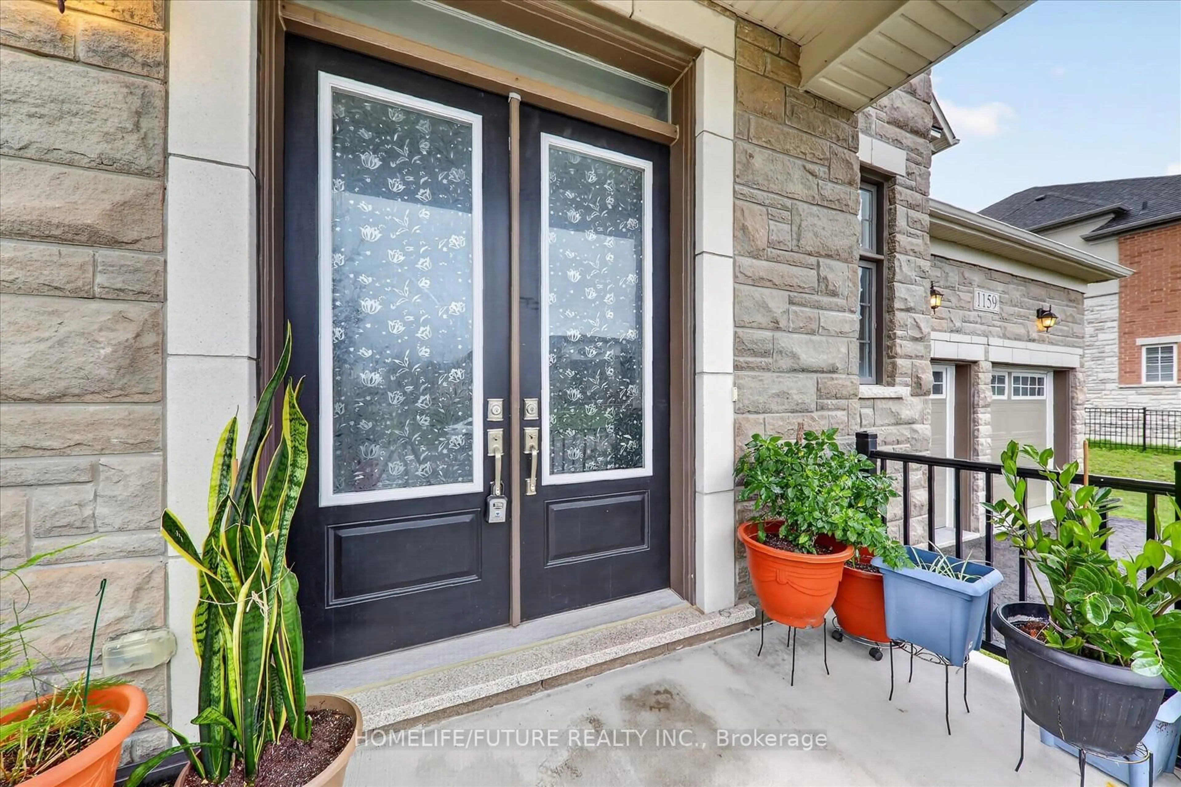 Indoor entryway for 1159 Dragonfly Ave, Pickering Ontario L1X 0G1