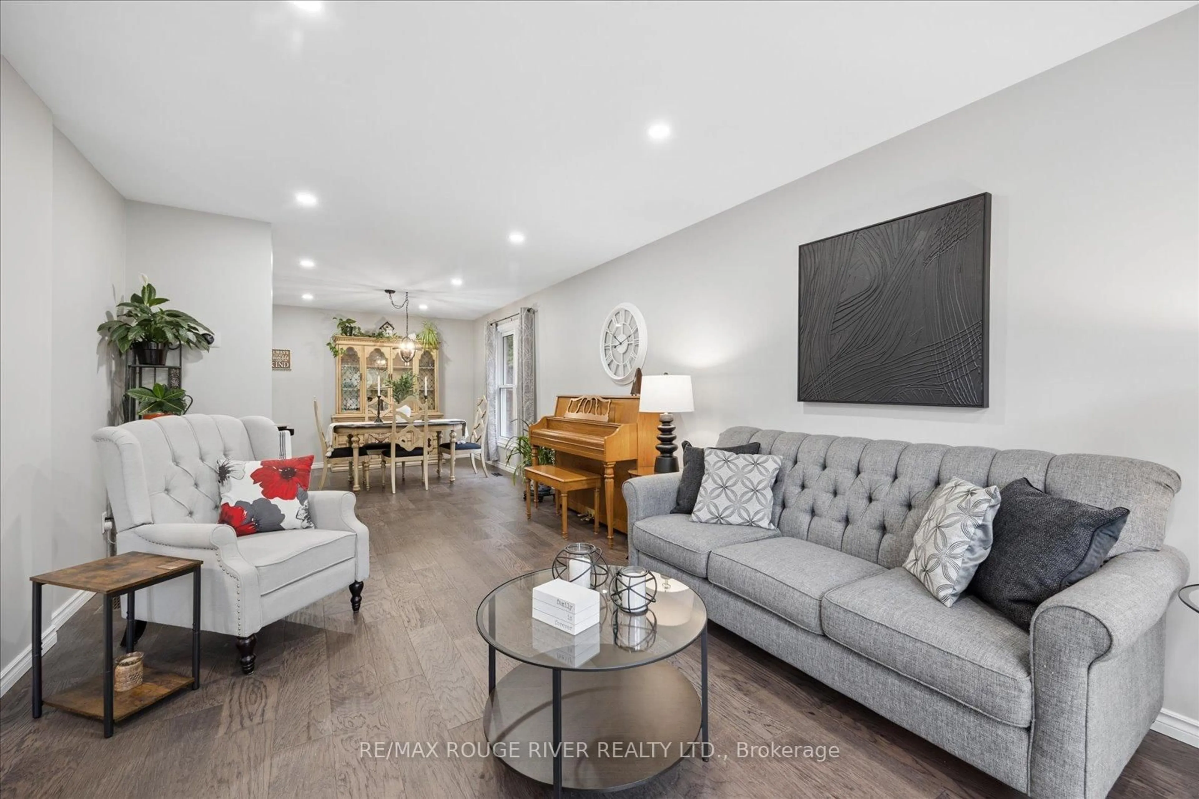 Living room with furniture, unknown for 137 Pringle Dr, Whitby Ontario L1N 6K4