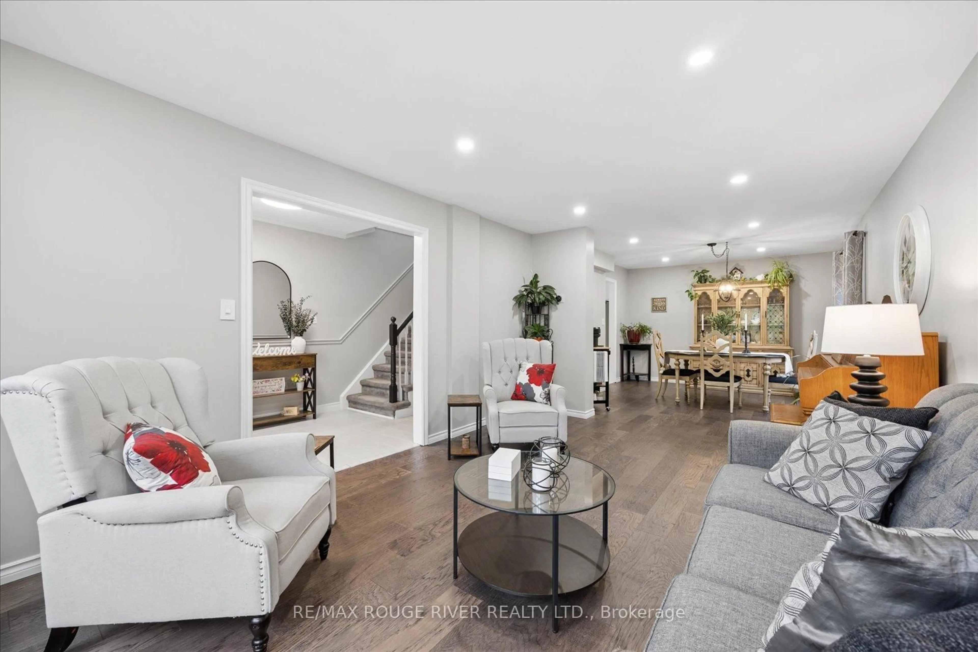 Living room with furniture, unknown for 137 Pringle Dr, Whitby Ontario L1N 6K4