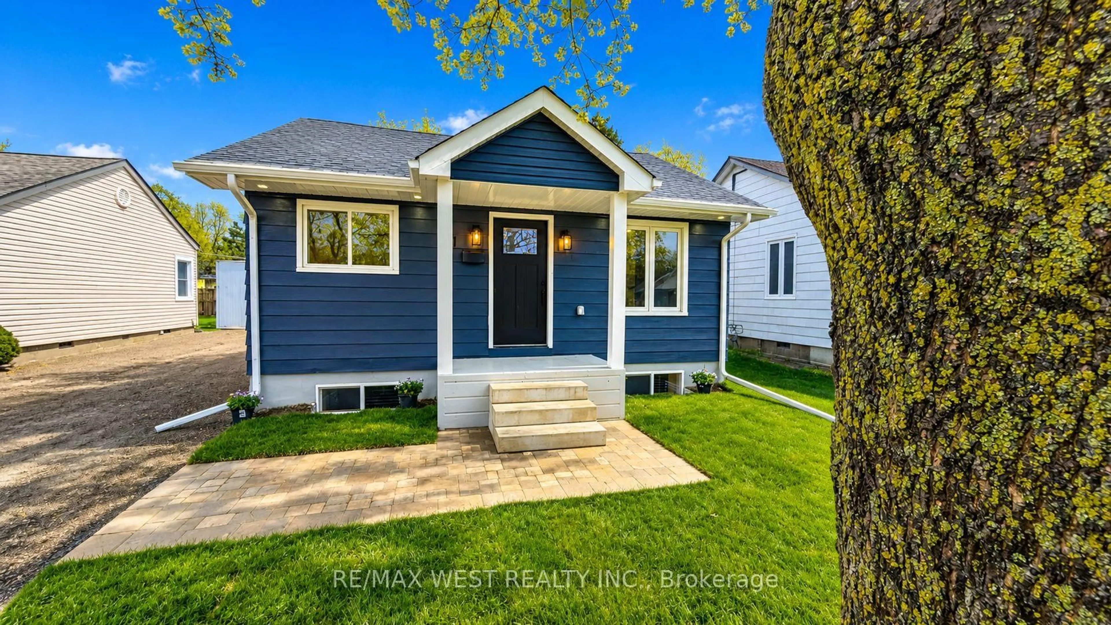 Home with vinyl exterior material, street for 11 Pine St, Ajax Ontario L1S 1X8