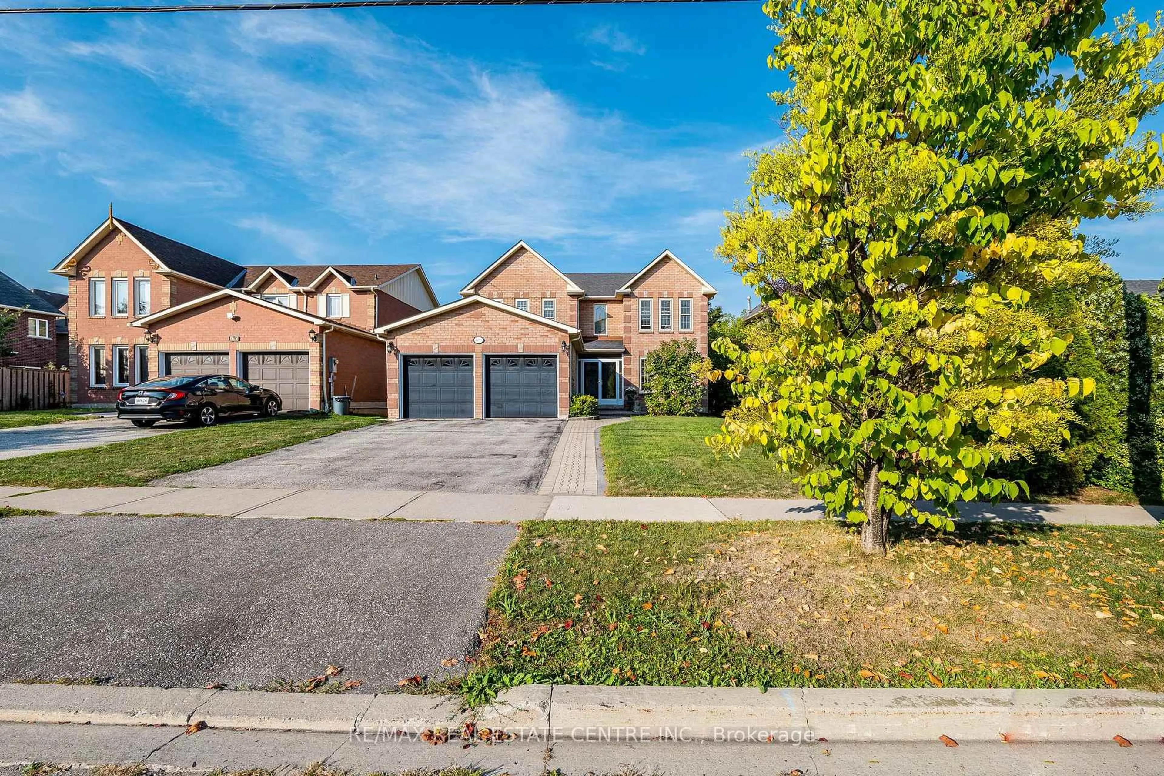 A pic from outside/outdoor area/front of a property/back of a property/a pic from drone, street for 490 Old Harwood Ave, Ajax Ontario L1T 3L1