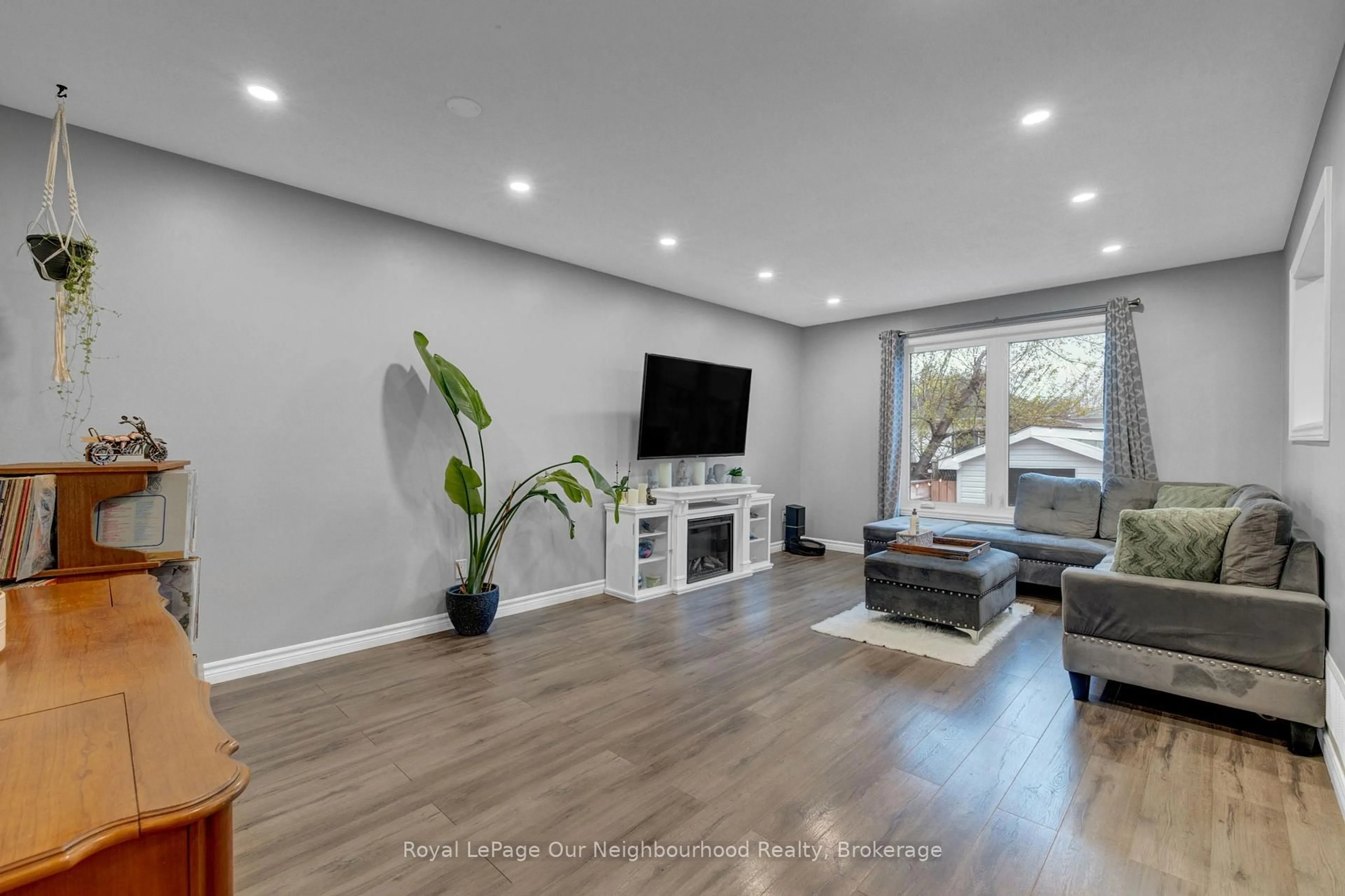 Living room with furniture, wood/laminate floor for 19 Marchwood Cres, Clarington Ontario L1C 4K1