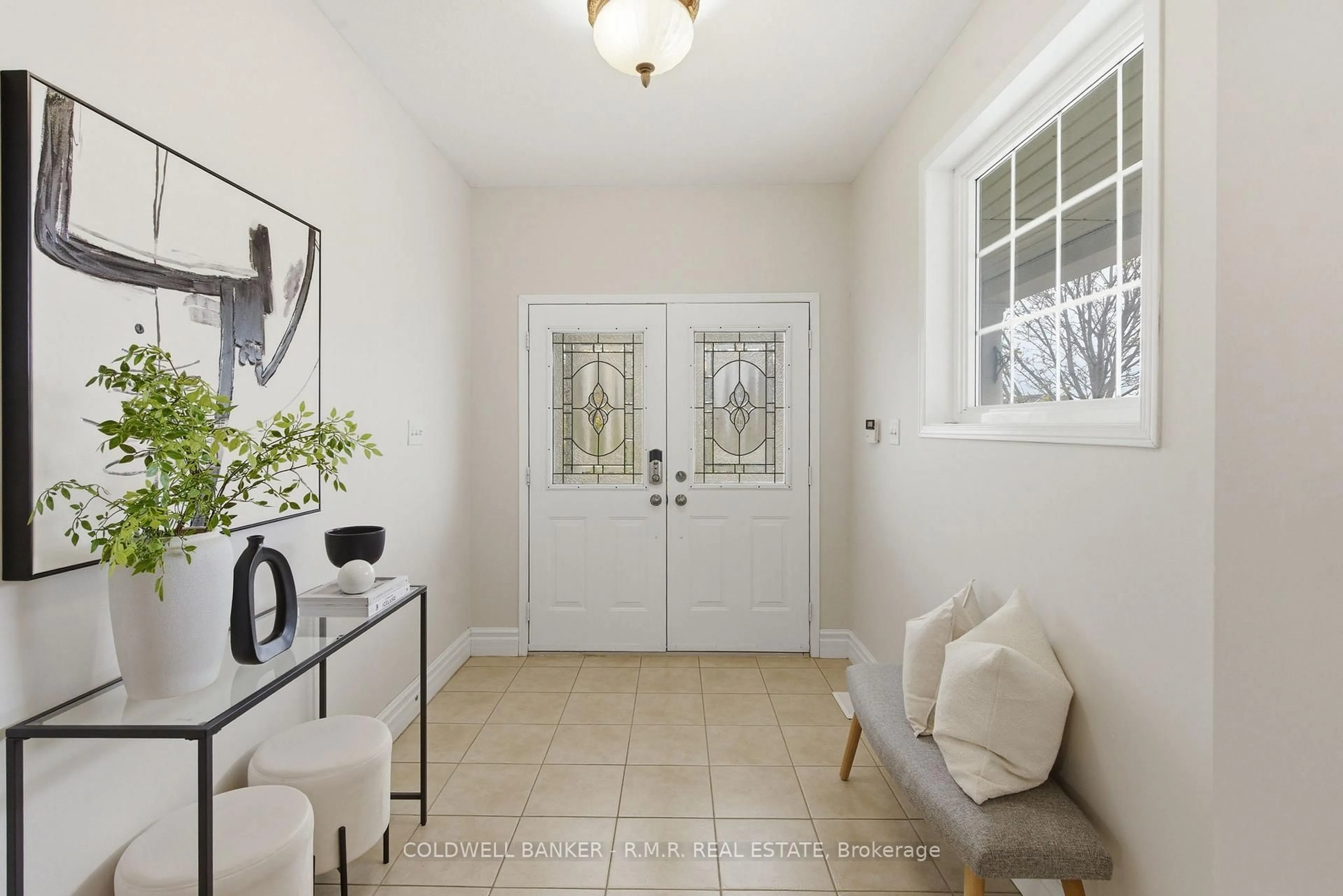 Indoor entryway for 1420 Coldstream Dr, Oshawa Ontario L1K 2Y8